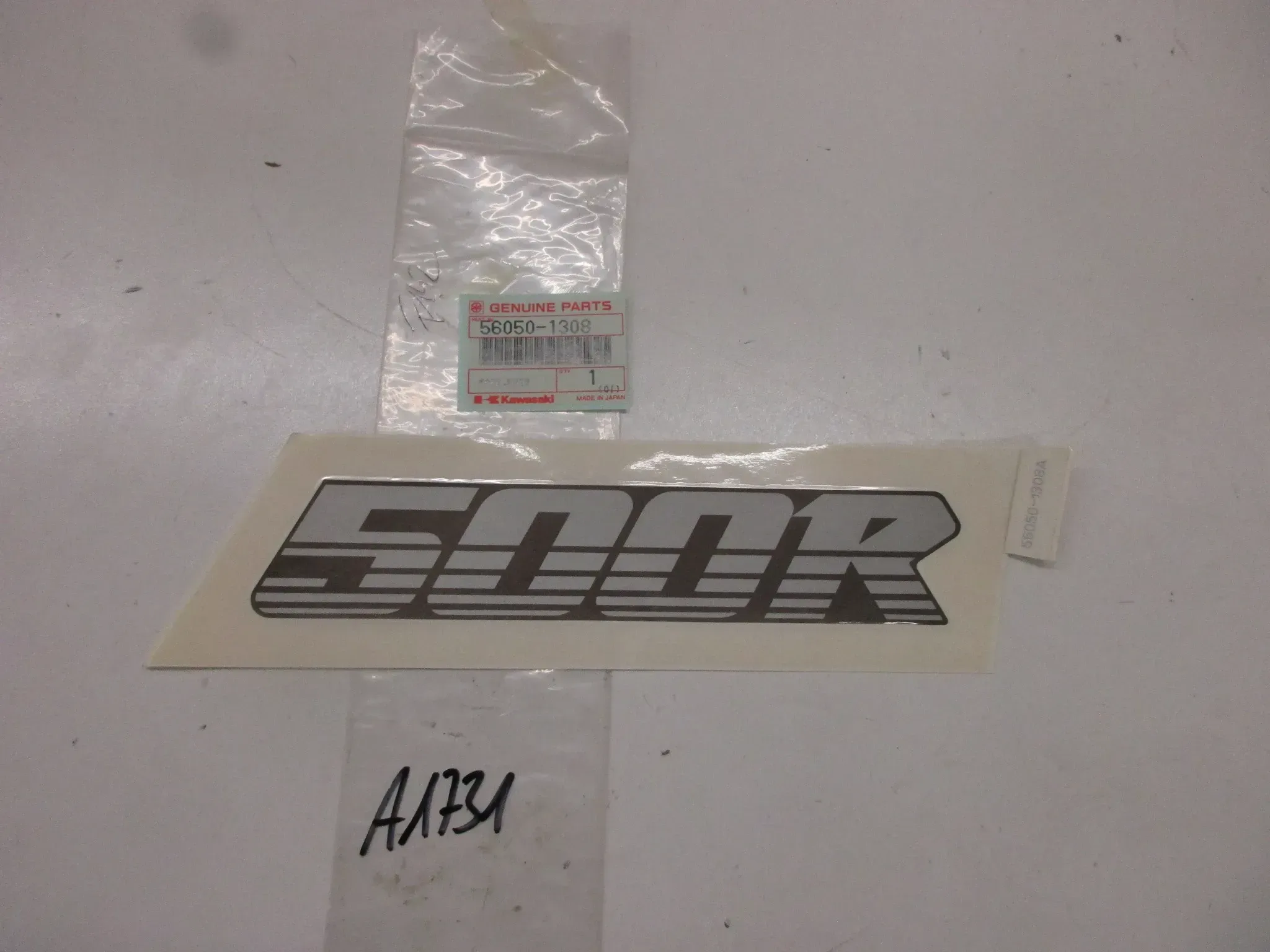 A1731 Kawasaki GPX 500 R Aufkleber Verkleidung Emblem 56050-1308 Dekor Original - Bild 1