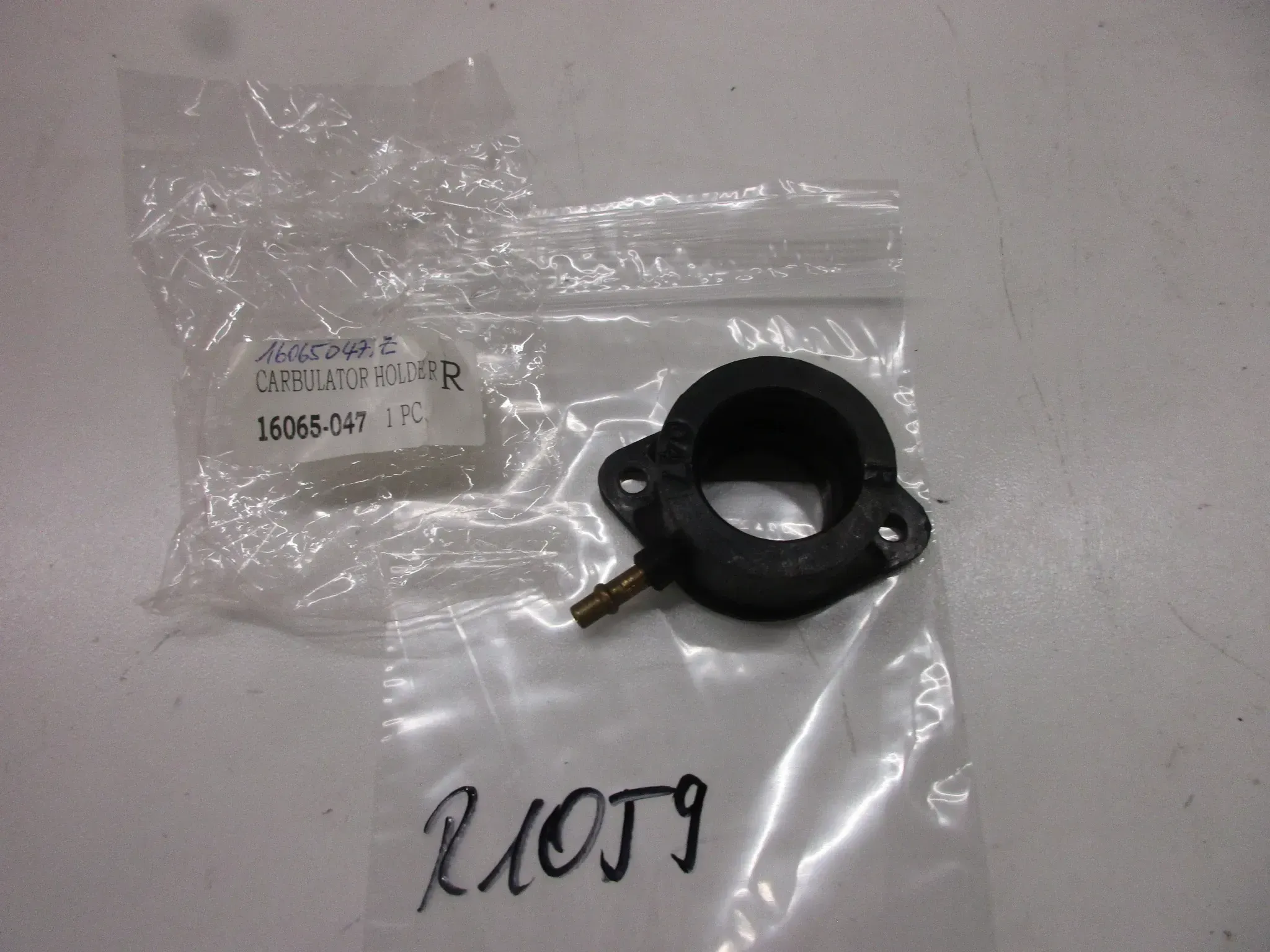 R1059 Kawasaki Z 650 B KZ650B Ansaugstutzen rechts 16065-047 Gummi Vergaser - Bild 1