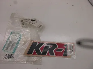 A1682 Kawasaki KR-1 KR 250 B Aufkleber Verkleidung Emblem 56050-1082 Dekor Original - Bild 1