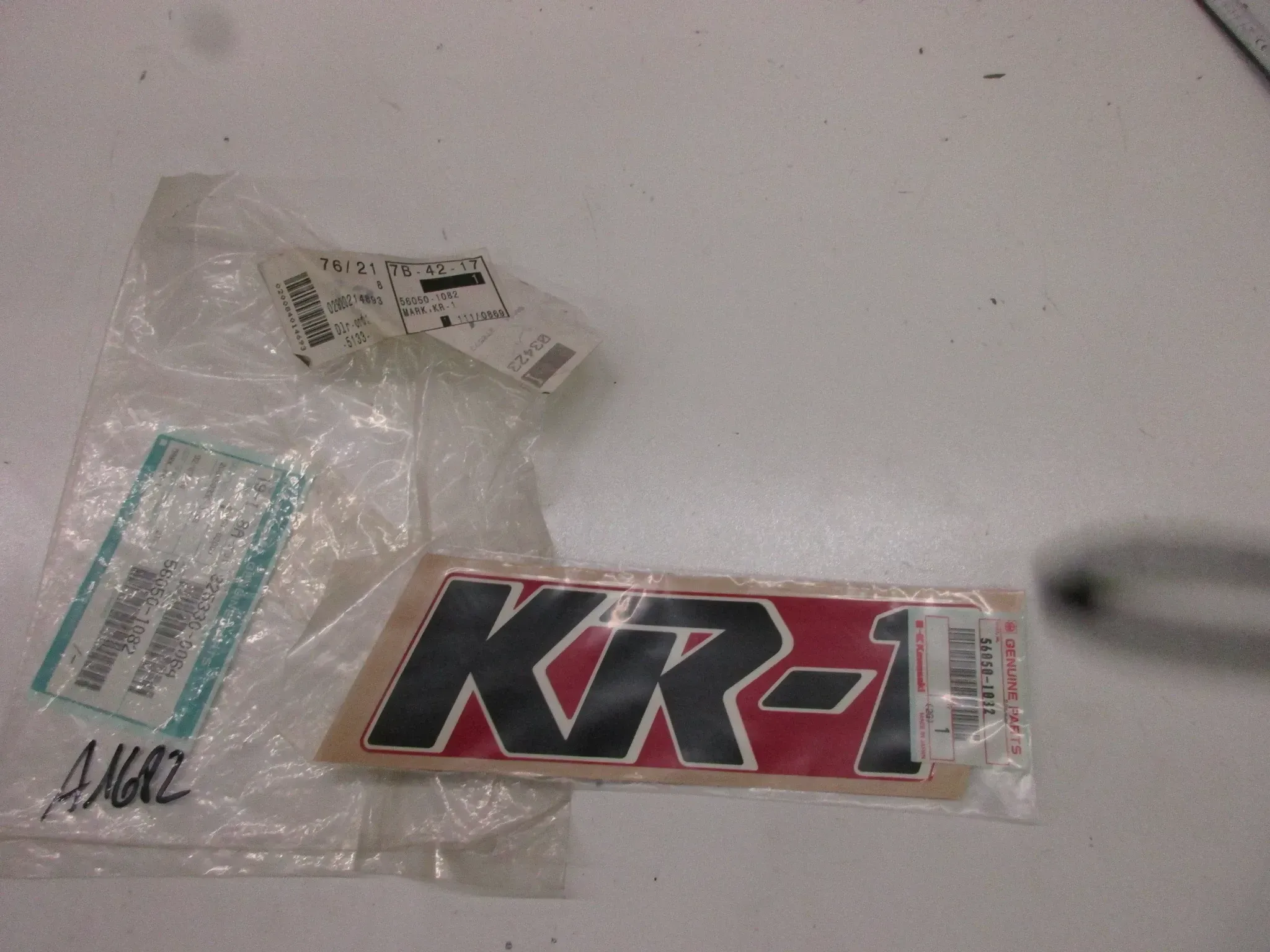A1682 Kawasaki KR-1 KR 250 B Aufkleber Verkleidung Emblem 56050-1082 Dekor Original - Bild 1