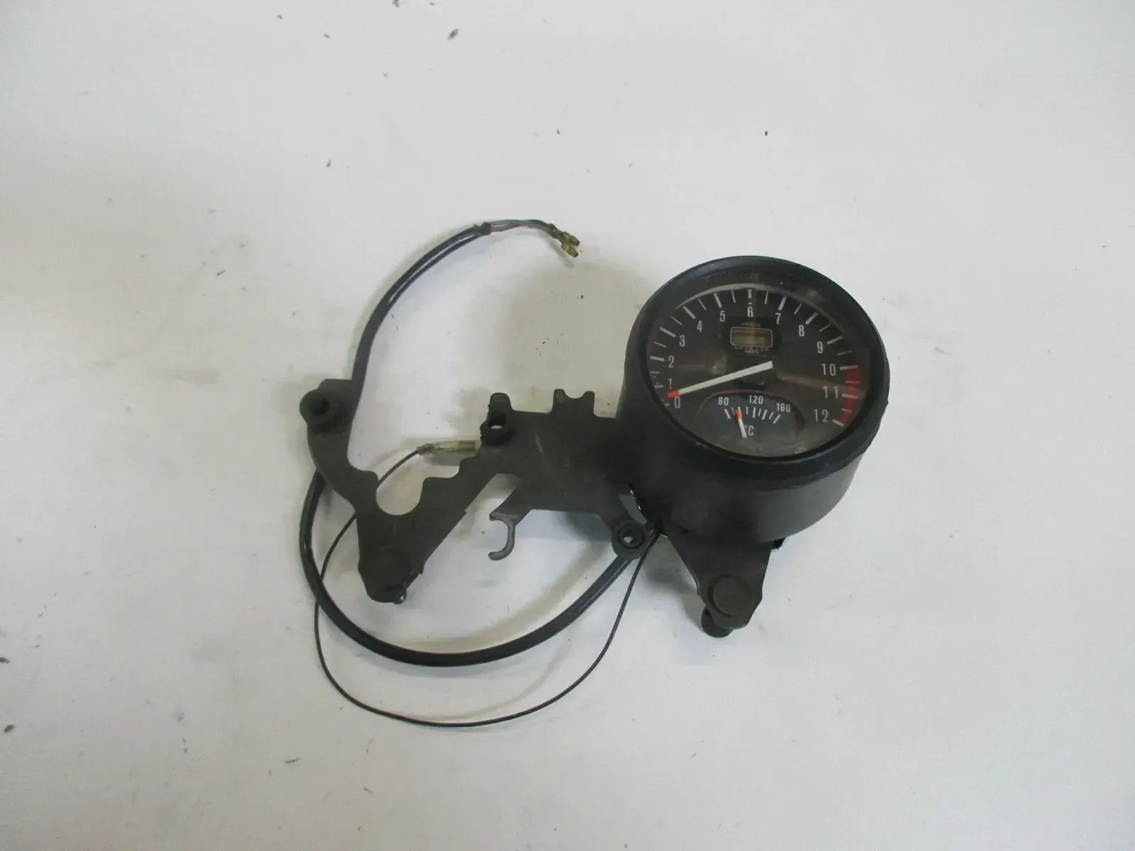 Suzuki GS 550 T Drehzahlmesser mit Tachohalter Armatur Instrument Display Anzeig - Bild 1