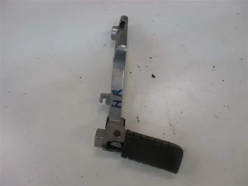 HONDA VF 750 S RC07 FUßRASTENHALTER MIT FUSSRASTE HINTEN RECHTS SOZIUSRASTE - Bild 1