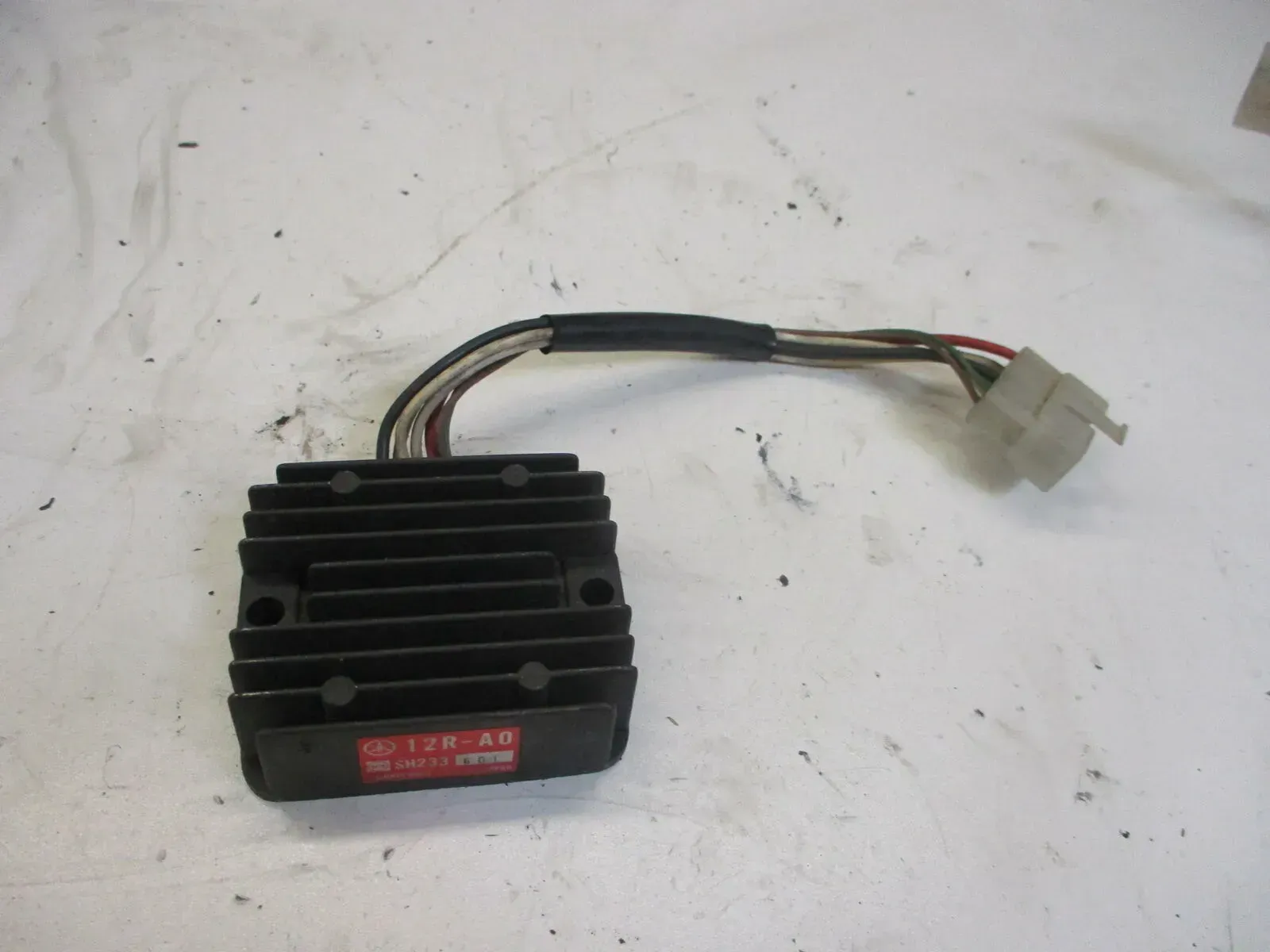 3. Suzuki GSX 1100 F GV 72 C Spannungsregler SH233 12R-A0 Lichtmaschine Regler - Bild 1