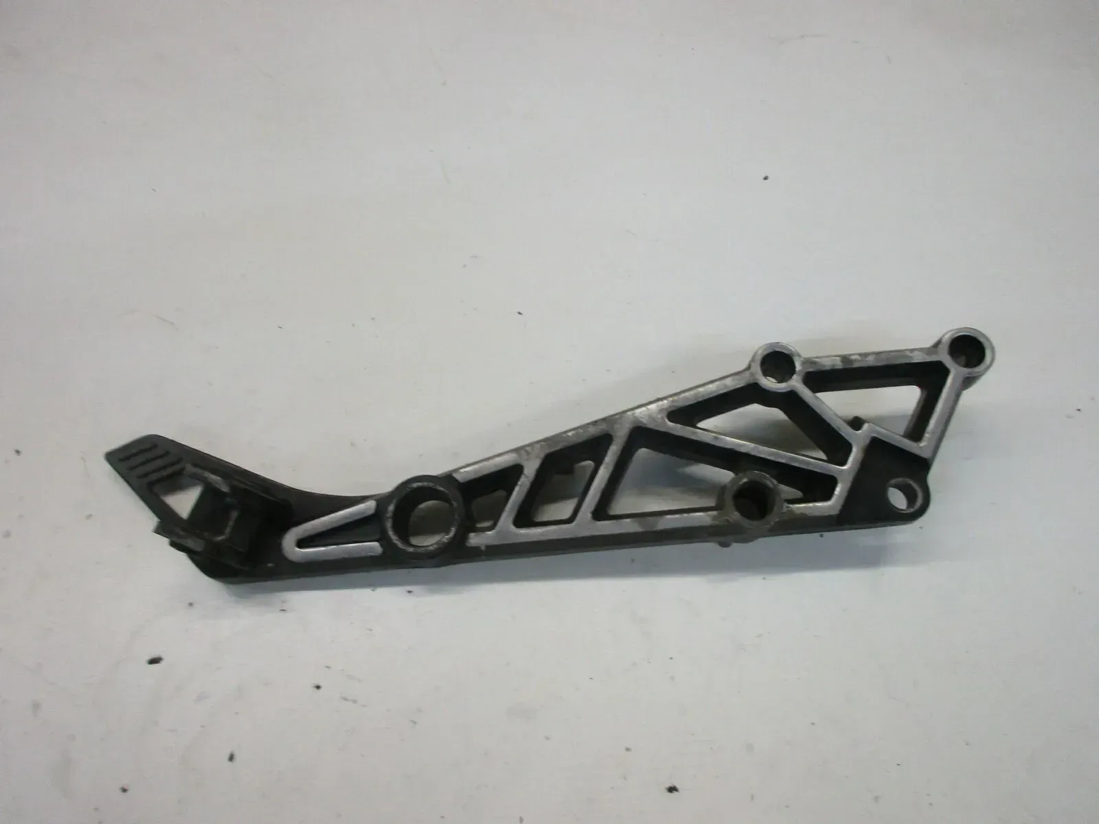O1. Kawasaki GPZ 305 EX305A Fußrastenhalter hinten rechts Fußrastenbrücke - Bild 1