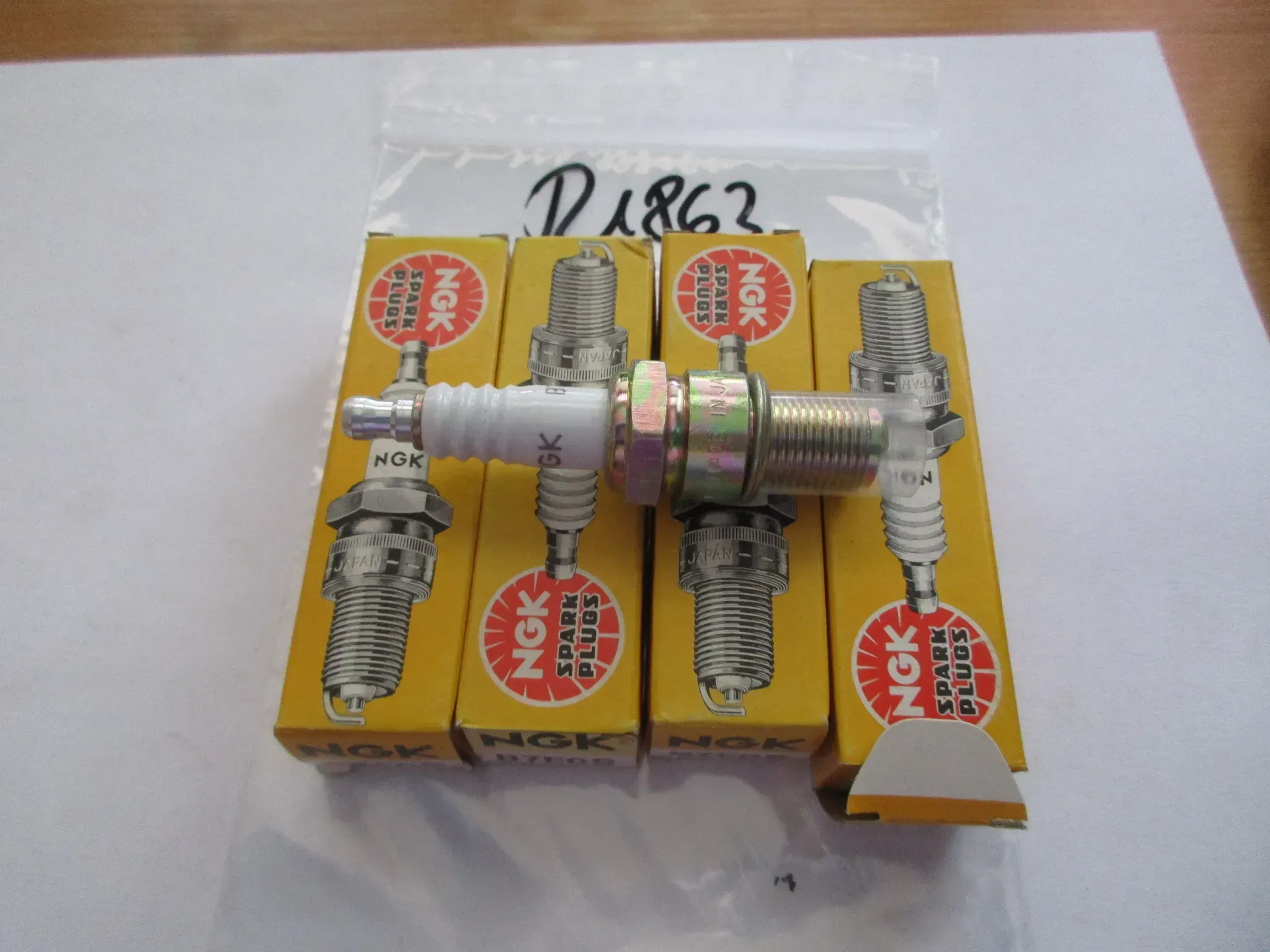 R1863 NGK B7ECS Suzuki Yamaha Kawasaki Zündkerzen Ø 14 mm Motor - Bild 1