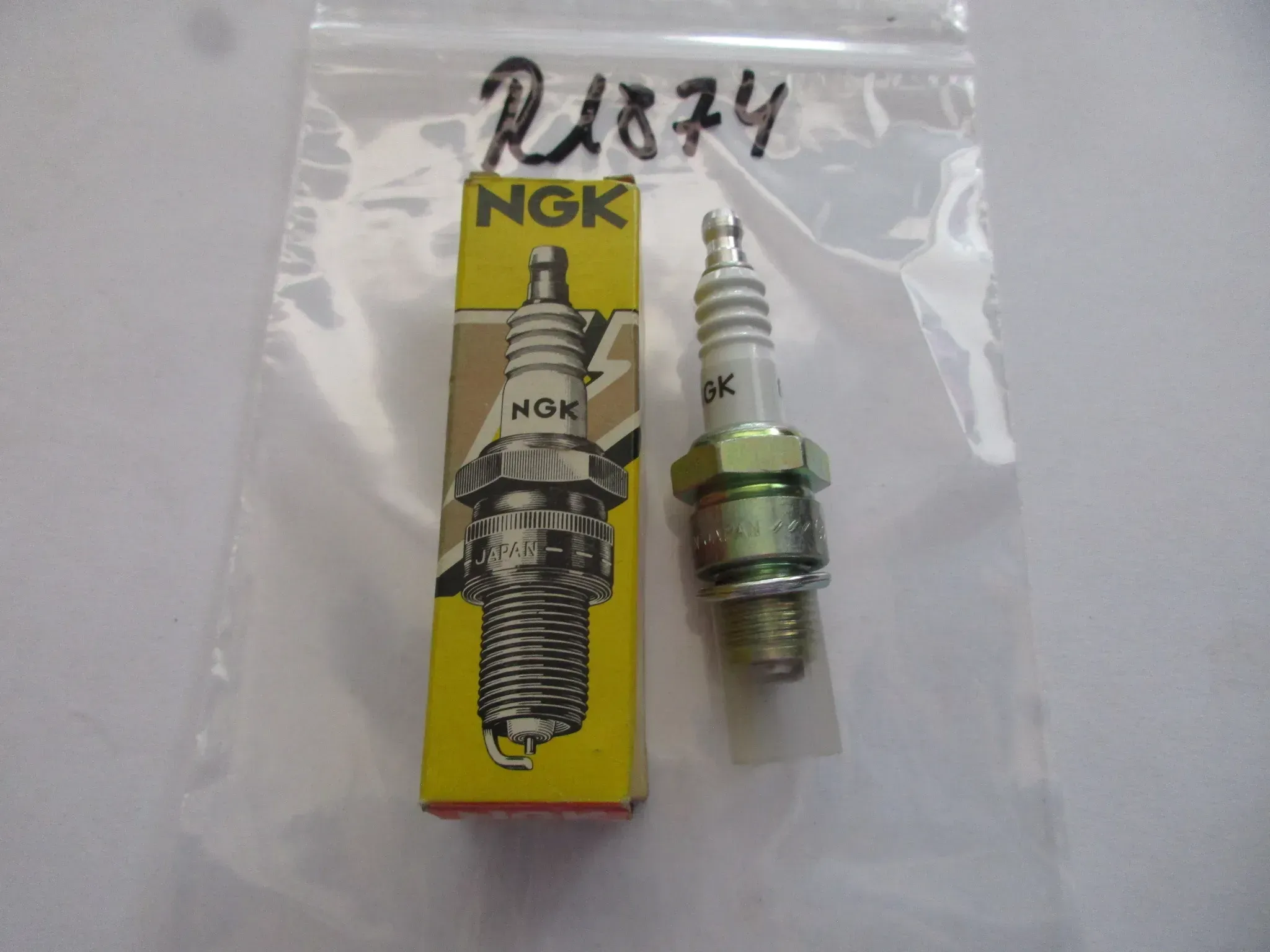 R1874 NGK B8HV Yamaha BMW Kawasaki Zündkerze Ø 14 mm Motor - Bild 1
