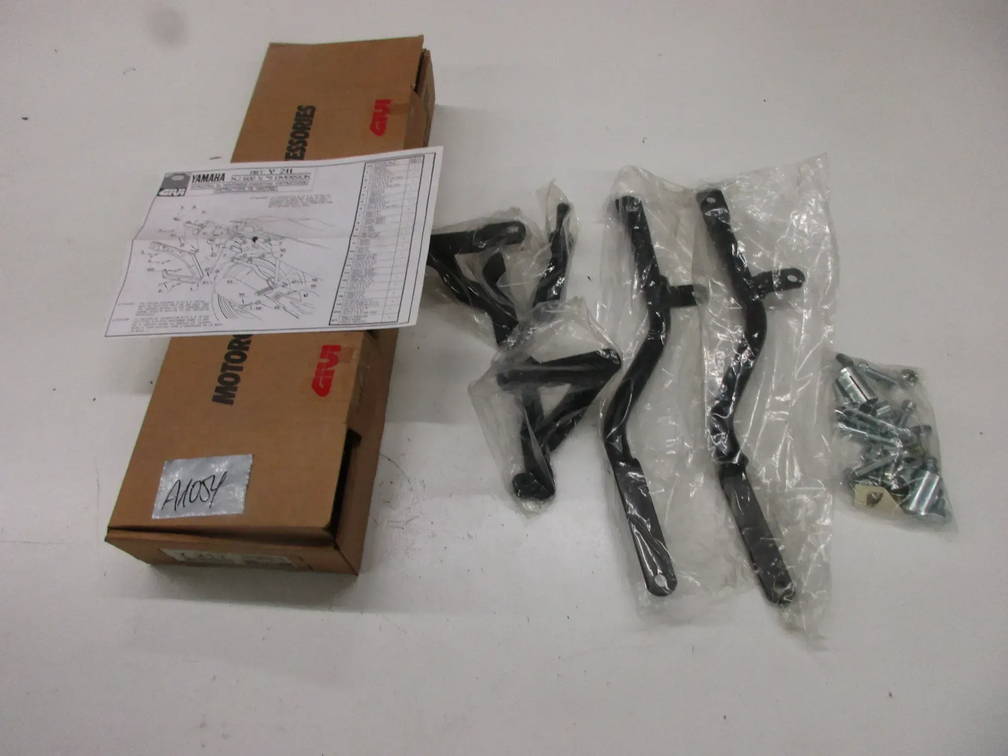 A1054 Yamaha XJ 600 S Diversion Givi Y211 Träger Kofferhalter Aufnahme Grundplatte Topcase - Bild 1
