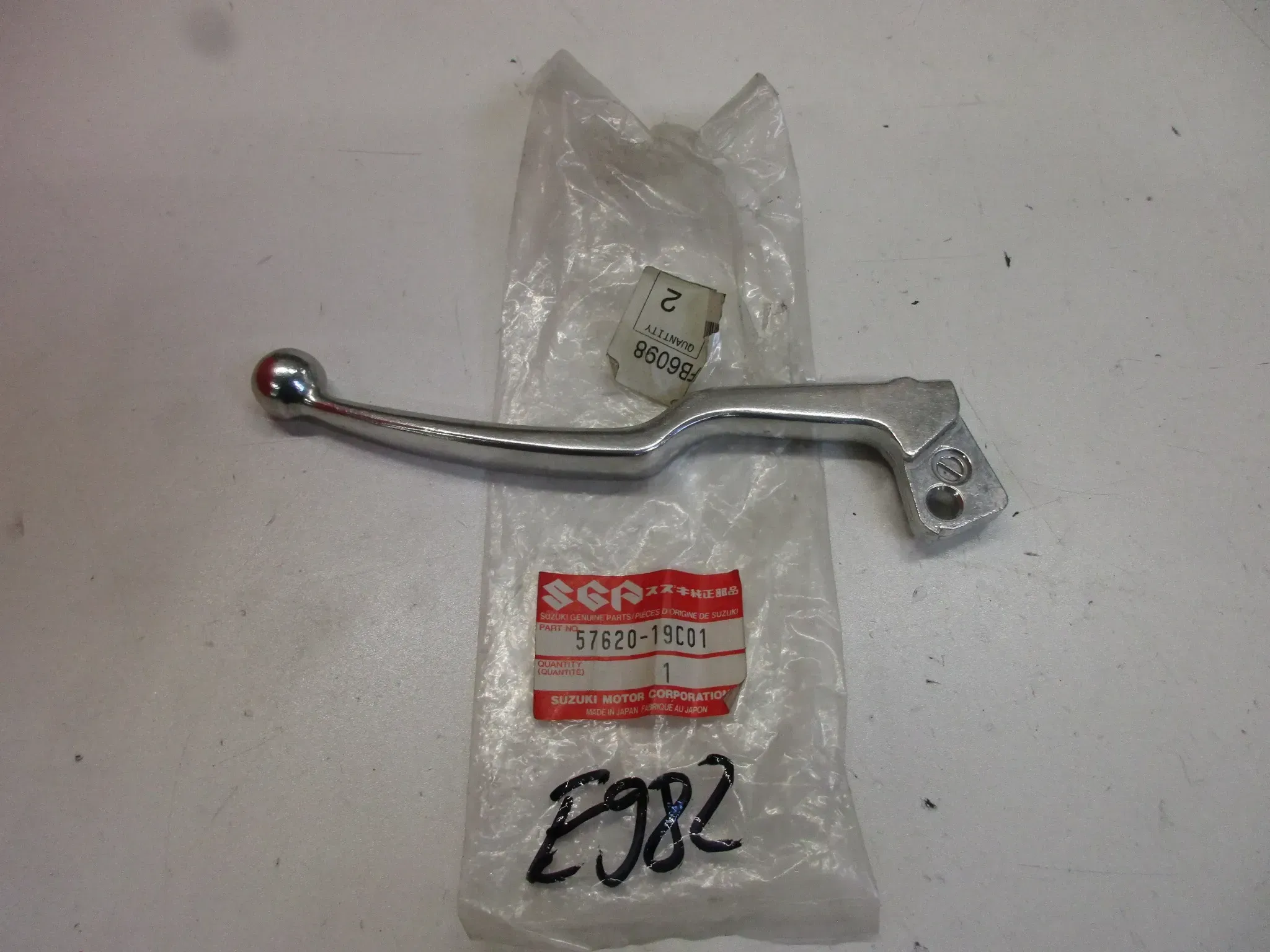 E982. Suzuki GSX 600 F GSX 750 F Kupplungshebel Hebel 57620-19C01 Armatur Lenker - Bild 1
