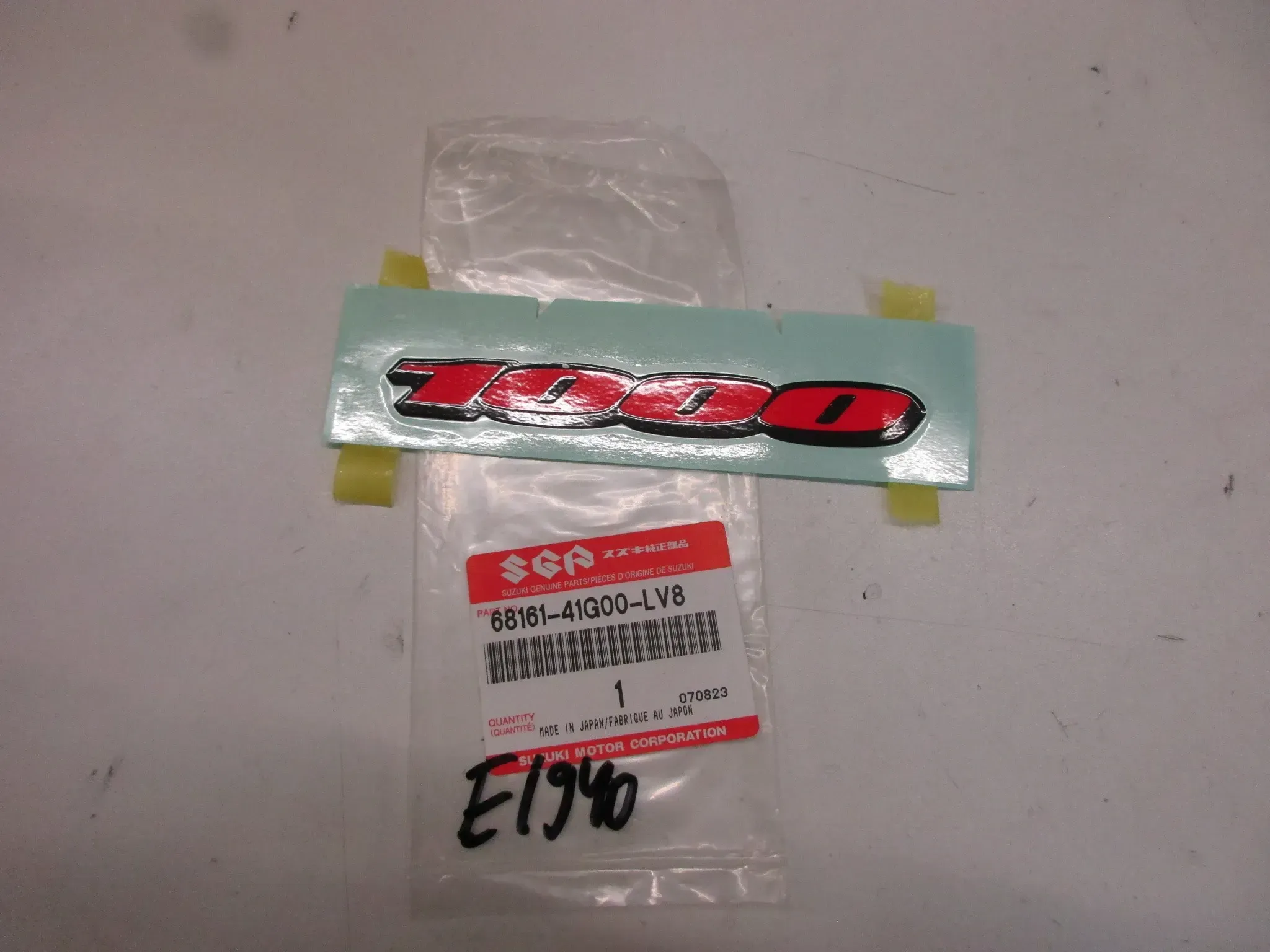 E1940. Suzuki GSX-R 1000 Aufkleber Schriftzug 68161-41G00-LV8 Dekor Verkleidung Emblem Logo - Bild 1