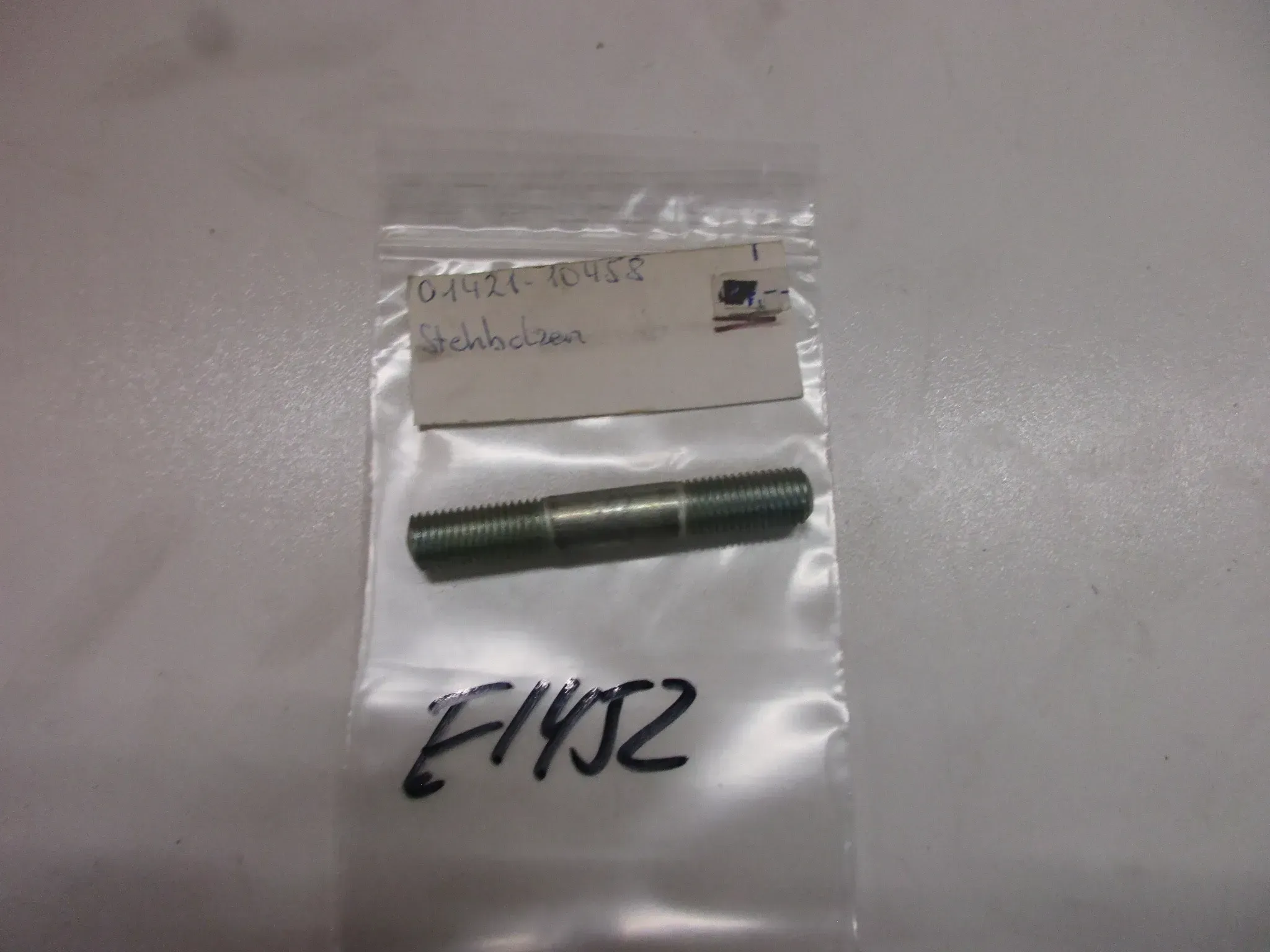 E1452 Suzuki RM 250 Schraube Stehbolzen 01421-10458 Zylinder M10 x 45 mm Motor - Bild 1