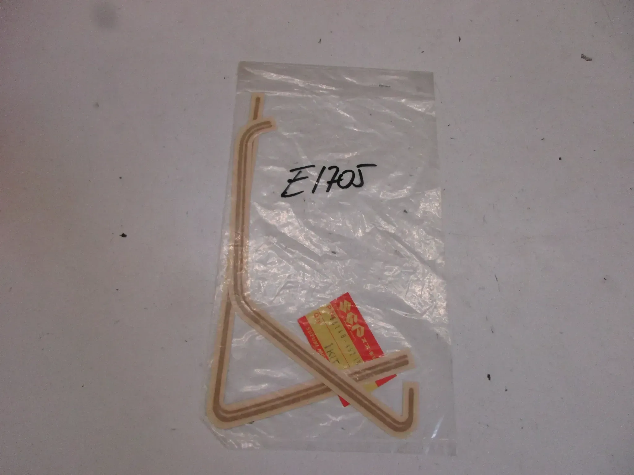 E1705. Suzuki GS 750 L Aufkleber Dekor 68140-45210-764 Verkleidung links Emblem Logo - Bild 1