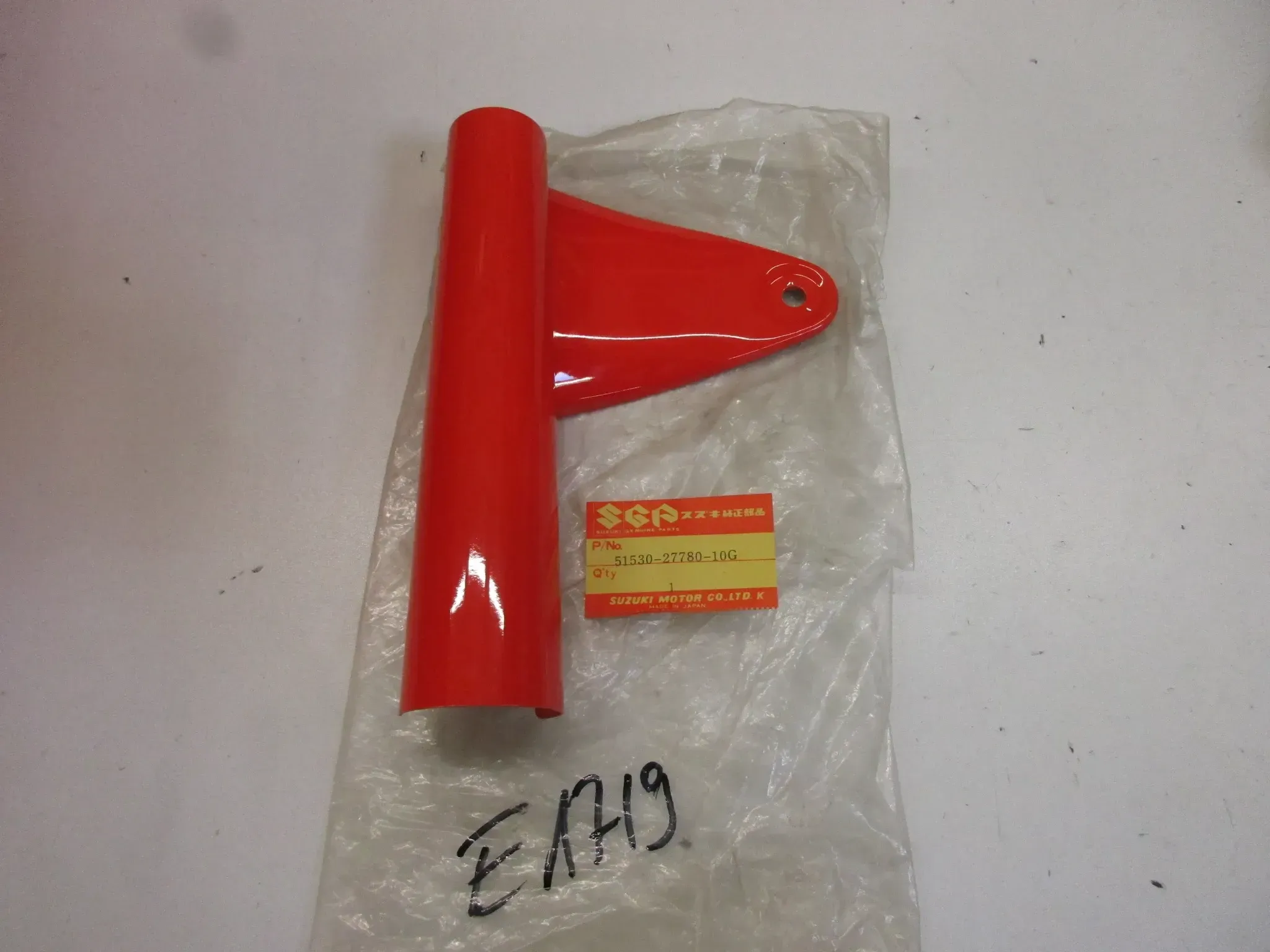 E1719. Suzuki RV 50 Scheinwerferhalter Lampenhalter 51530-27780-10G rechts Halter Träger - Bild 1