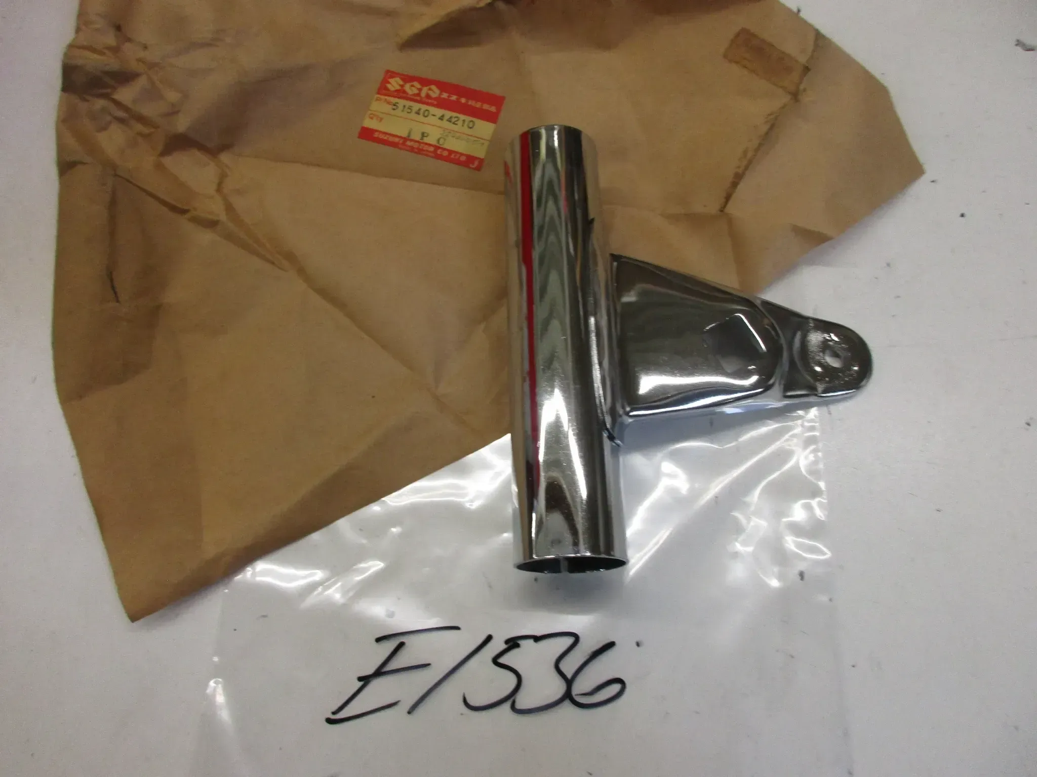 E1536. Suzuki GS 450 L Lampenhalter 51540-44210 vorne links Scheinwerferhalter - Bild 1