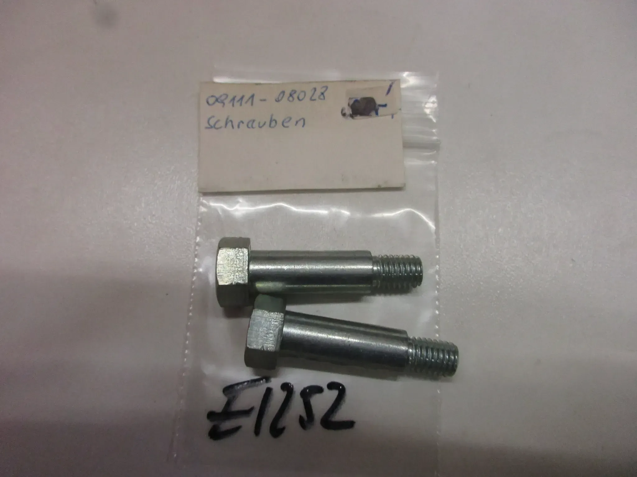 E1252 Suzuki GS 750 Schraube Bolzen 09111-08028 Rahmen M8 mm Motor Halter bolt - Bild 1