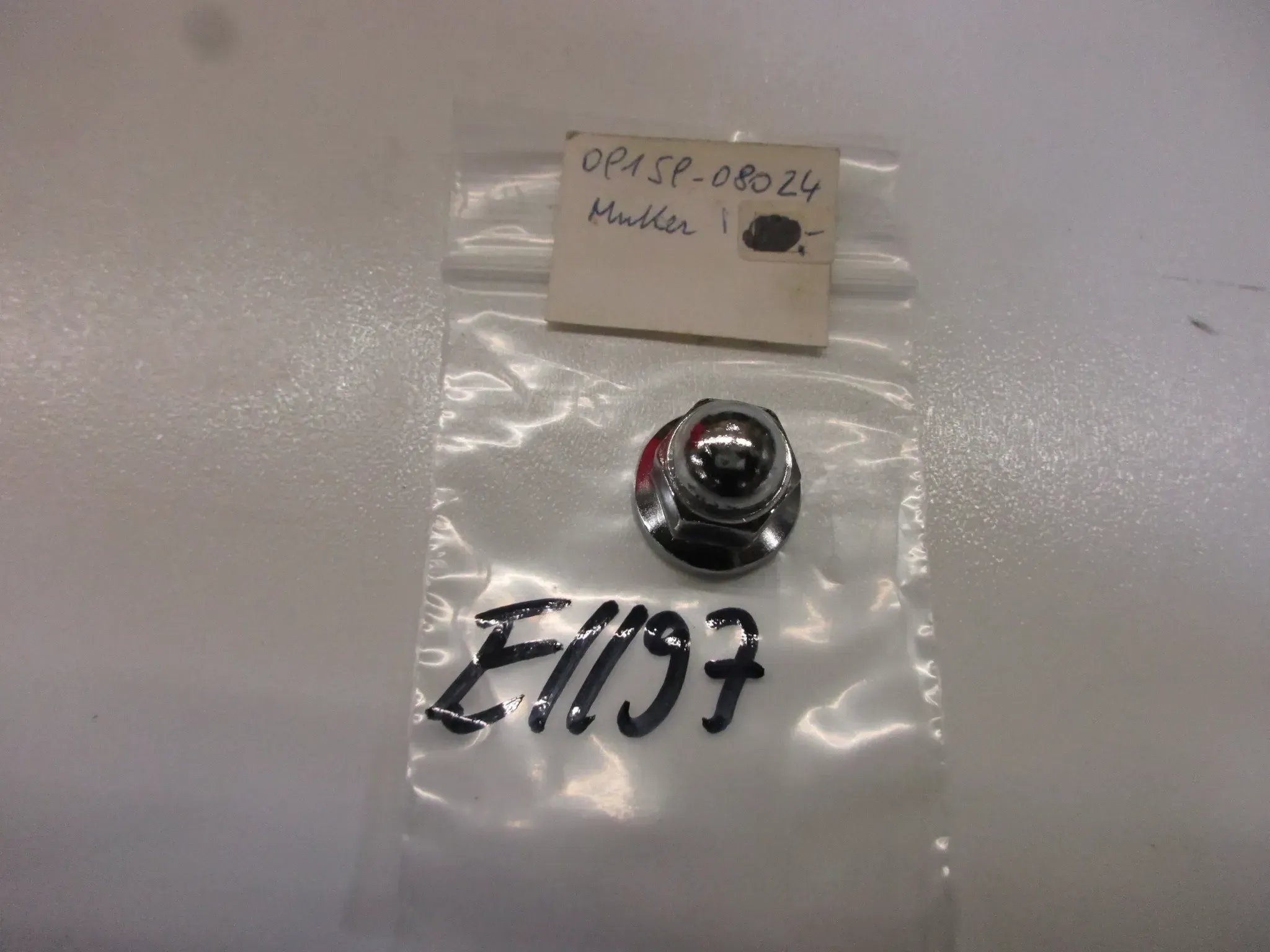 E1197 Suzuki GS 550 Schraube Mutter 09159-08024 Zylinderkopf Motor Hutmutter - Bild 1