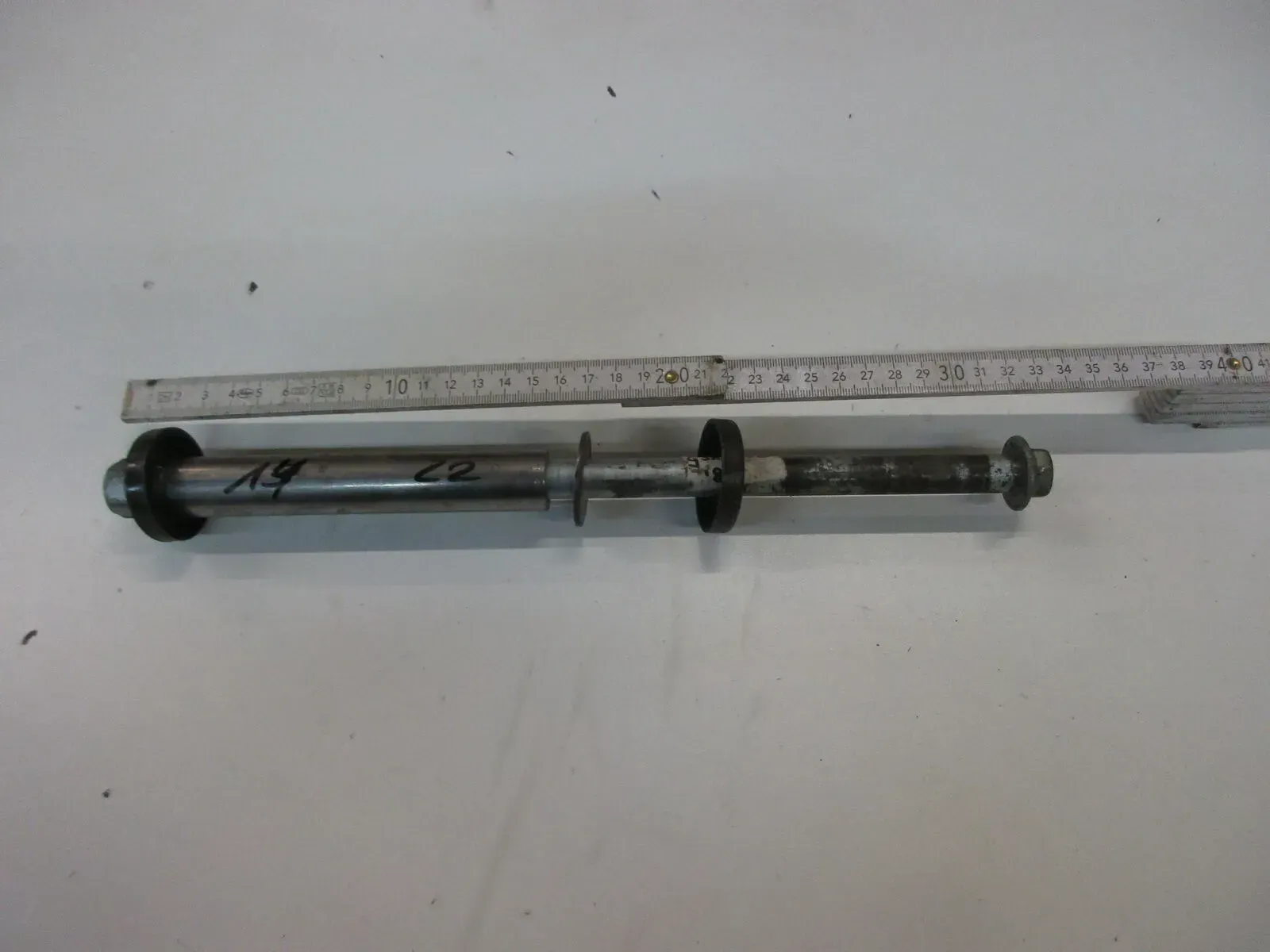 O. Suzuki GSX 400 E GK 53 C Schwingenachse Schraube Rahmen Bolzen Schwinge Achse - Bild 1