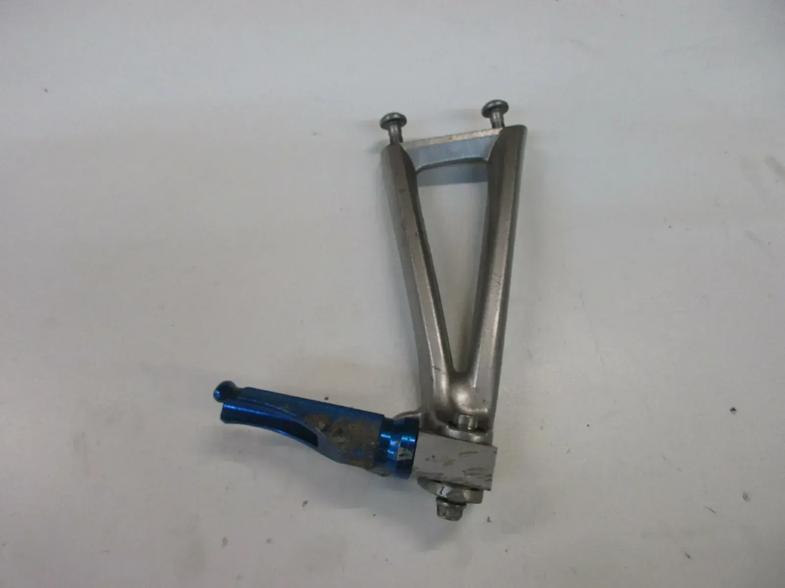 Yamaha YZF-R6 RJ11 Fußraste hinten rechts Fussrastenhalter Soziusraste Fussraste - Bild 1