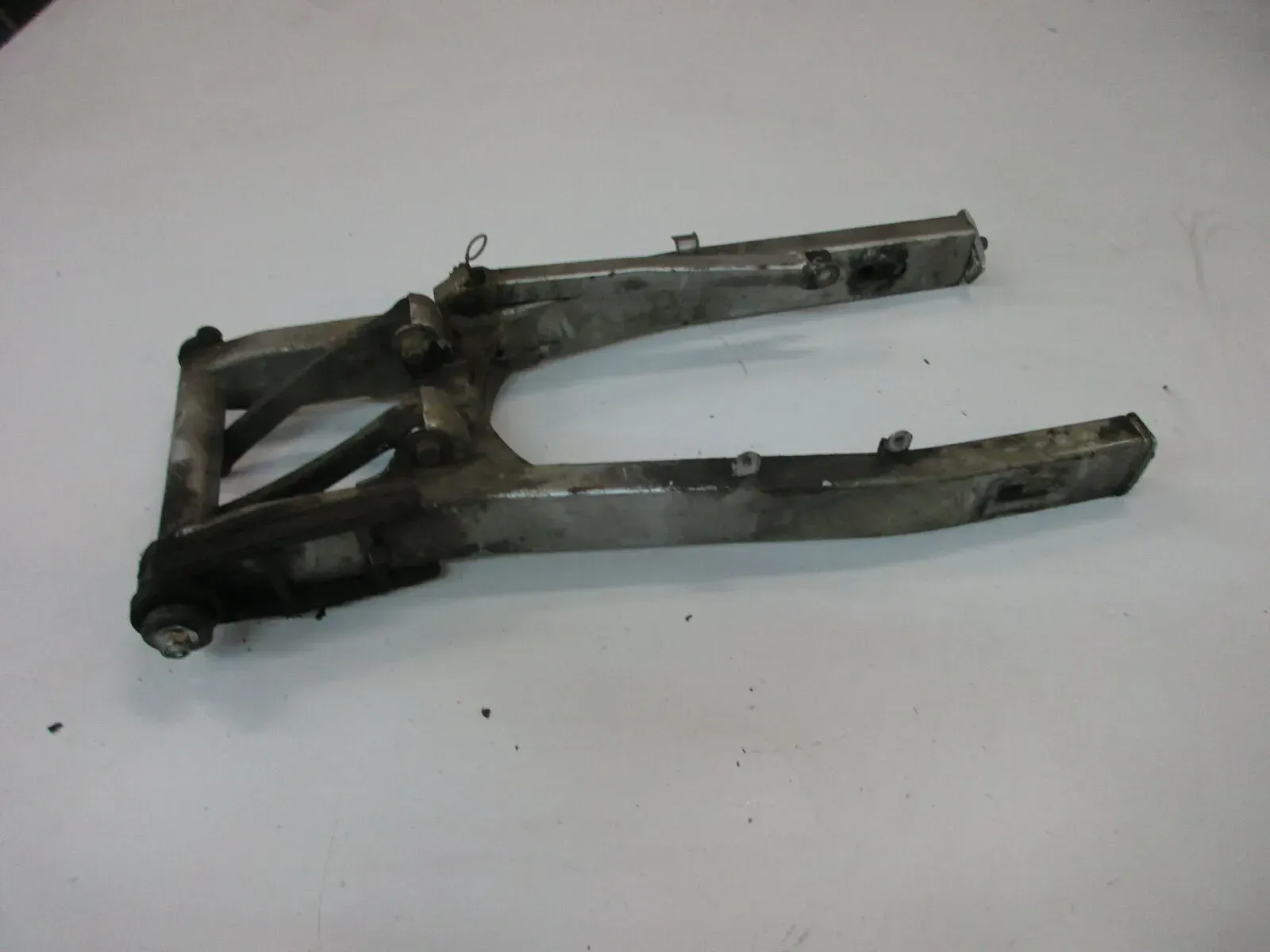 O2. Suzuki GSX 600 F GN72B Schwinge Hinterrad Aufhängung Felge Rahmen swing arm - Bild 1