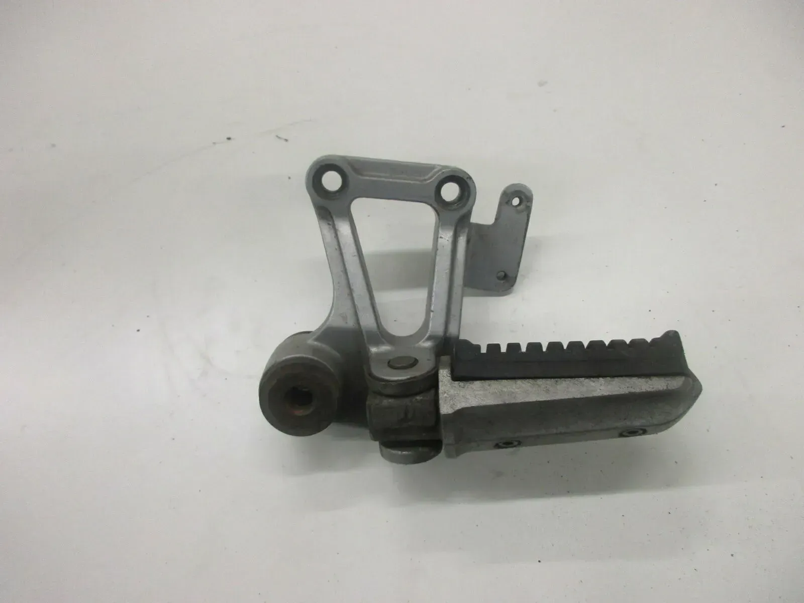 8. Kawasaki GPZ 600 R ZX600A Fußraste hinten links Fussrastenhalter Soziusraste - Bild 1