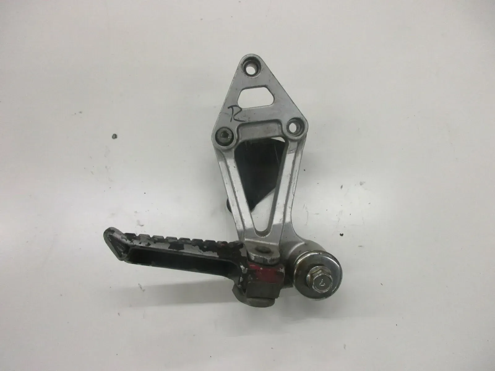 1. Kawasaki GPX 600 R ZX600A Fußraste hinten rechts Soziusraste Fussrastenhalter - Bild 1