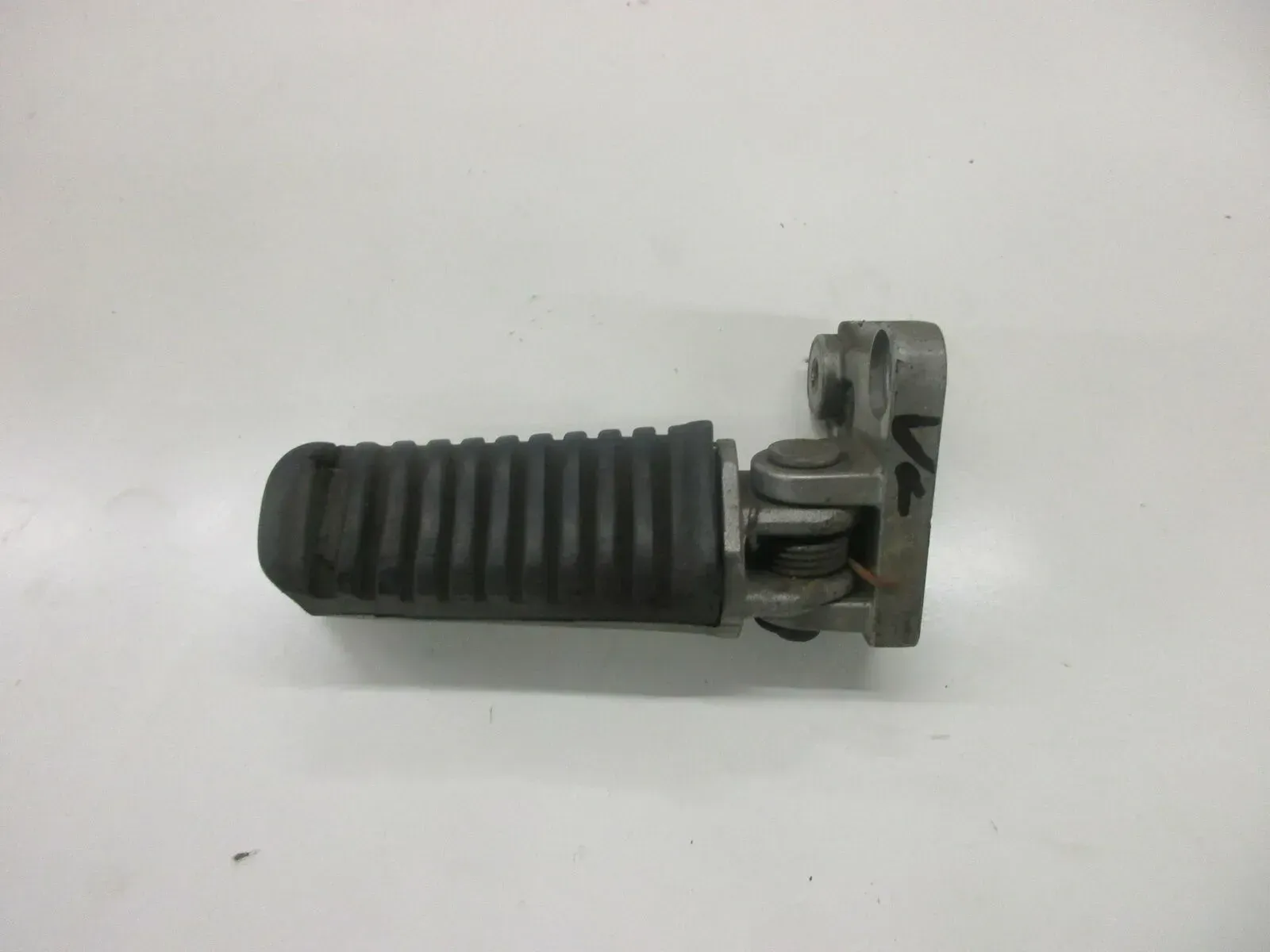 4. Kawasaki GPZ 600 R ZX600A Fußraste vorne links Fahrerraste Fussraste Front - Bild 1