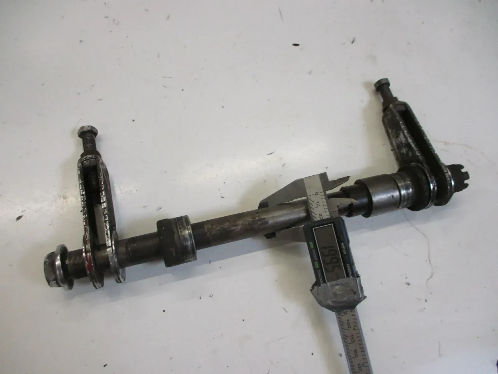 6. Honda CB 900 F_F2 Bol d`Or SC 01 Steckachse 20 mm Achse hinten Kettenspanner - Bild 1
