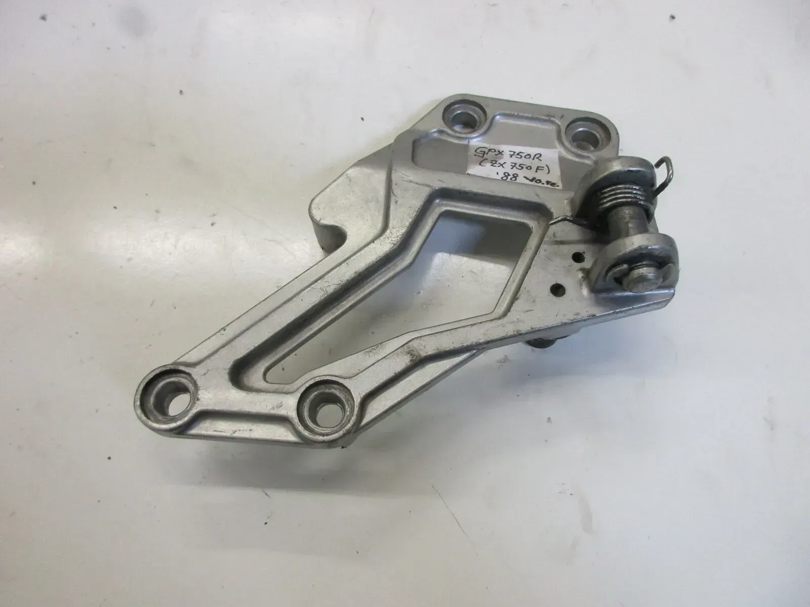 Kawasaki GPX 750 R ZX 750 F Fußrastenhalter vorne rechts Fußraste Fußrastenbrück - Bild 1