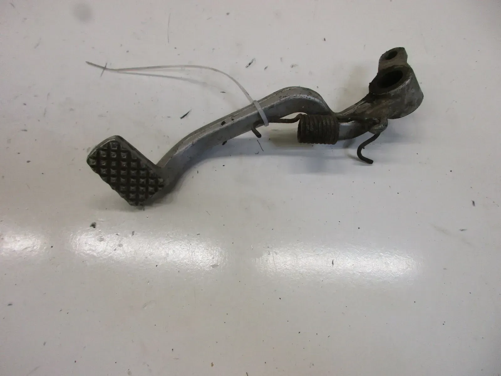 1. Kawasaki ZX-10 Tomcat ZXT 00 B Bremspedal unten mit Feder Bremshebel brake - Bild 1