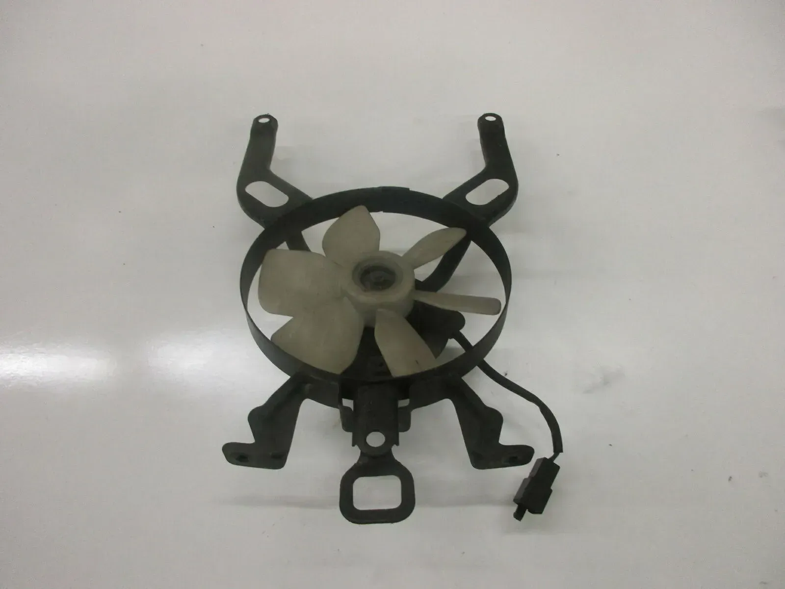 4. Kawasaki GPX 600 R ZX600A Kühlerventilator Kühler Motorkühler Lüfterrad - Bild 1