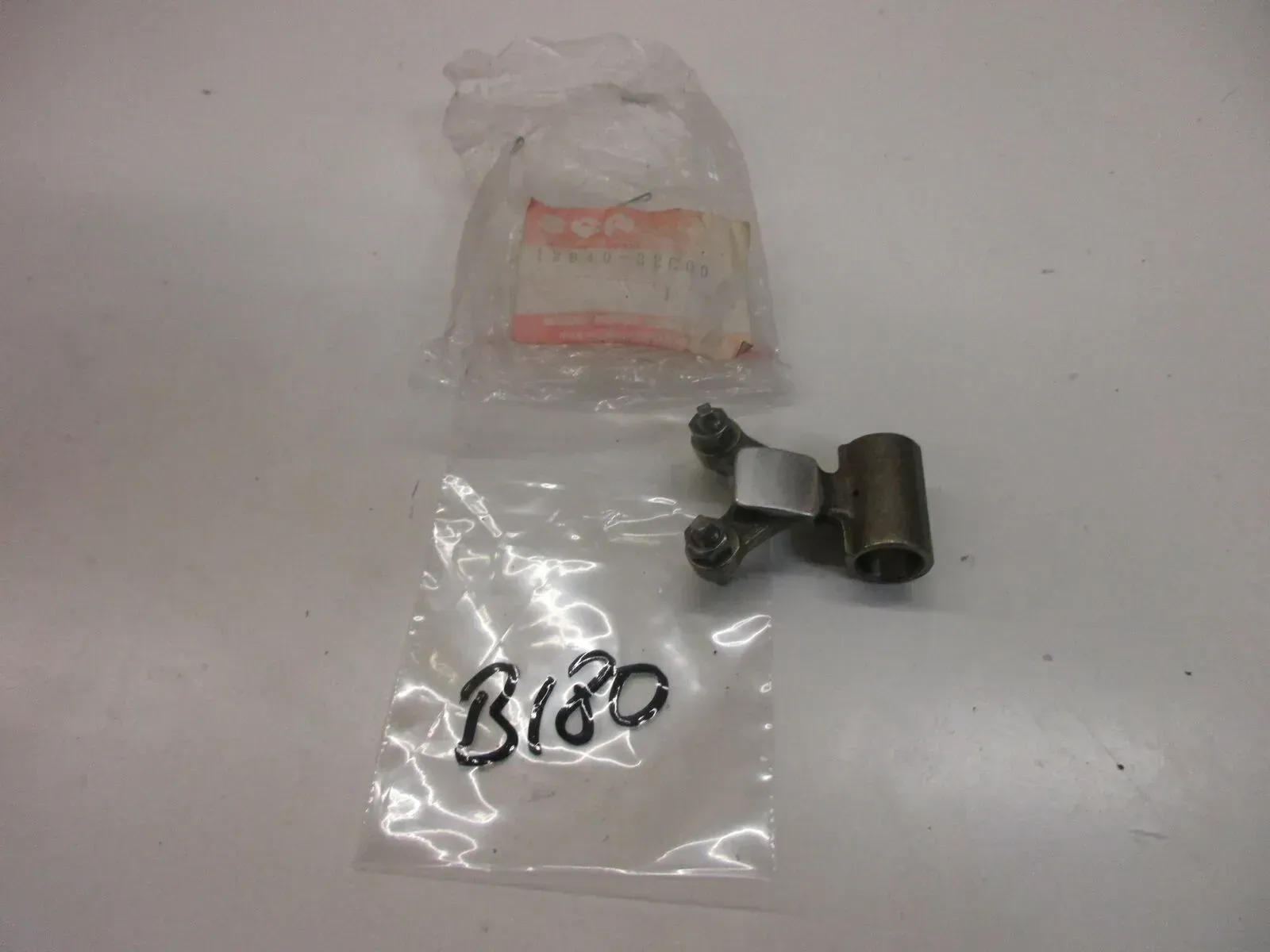B180. Suzuki GSF 400 Bandit Kipphebel Ventil Motor Zylinderkopf 12840-32C00 - Bild 1