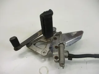 12. Suzuki GS 500 E GM51B Fußraste vorne rechts Fußrastenhalter Bremspumpe Brems - Bild 3