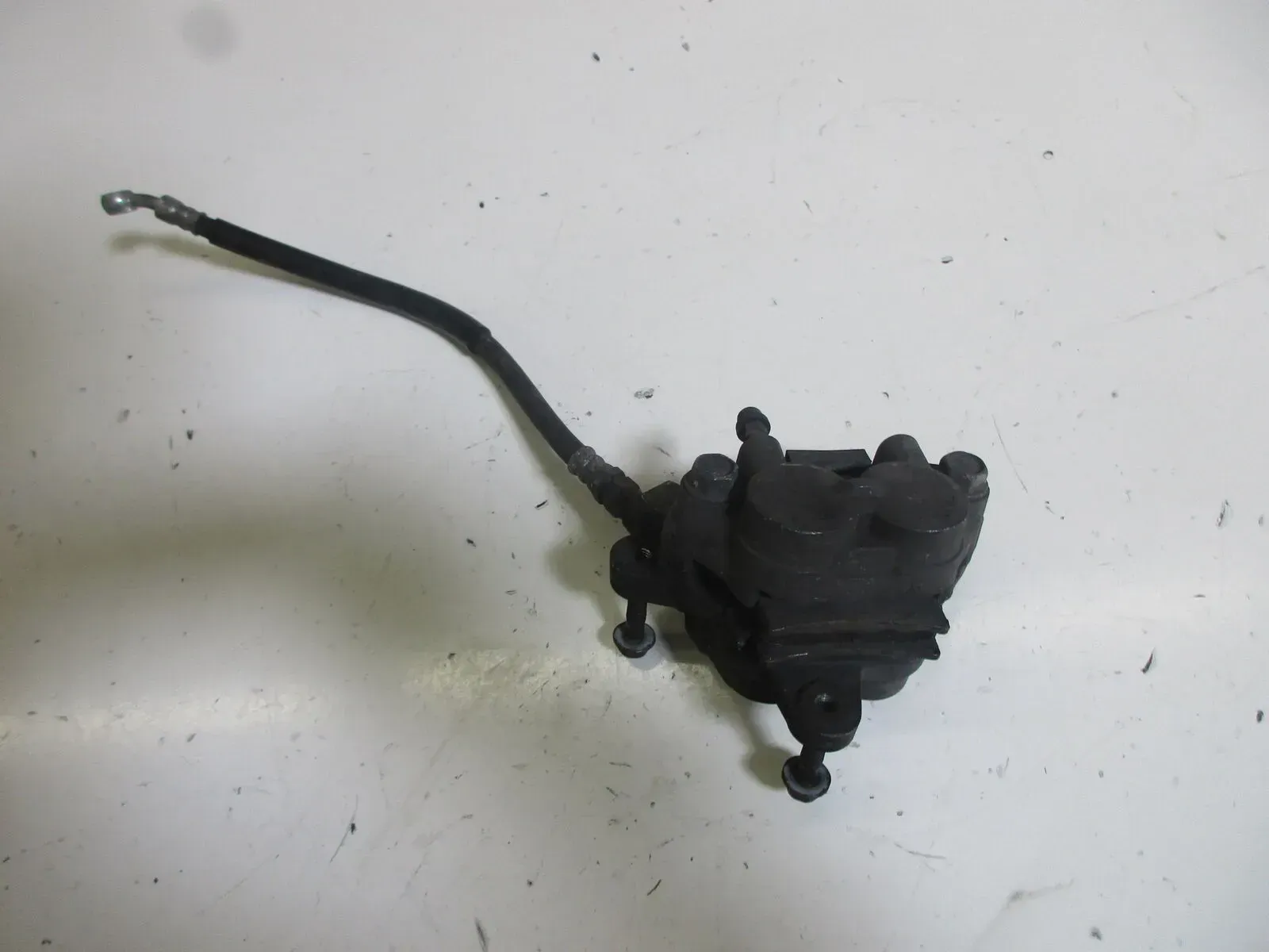 7. Suzuki GSX 600 F GN 72 B Bremssattel vorne rechts Bremsznage Bremskolben - Bild 1