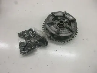 1. Suzuki GT 250 Ram Air Kettenradträger mit Ruckdämpfer Anfahrgummi Gummi - Bild 3