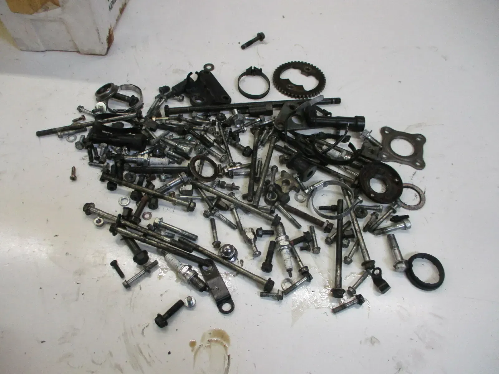 Honda CB 650 C_SC RC 08 Schraubensatz Kleinteile Konvolut Schrauben Halter - Bild 1