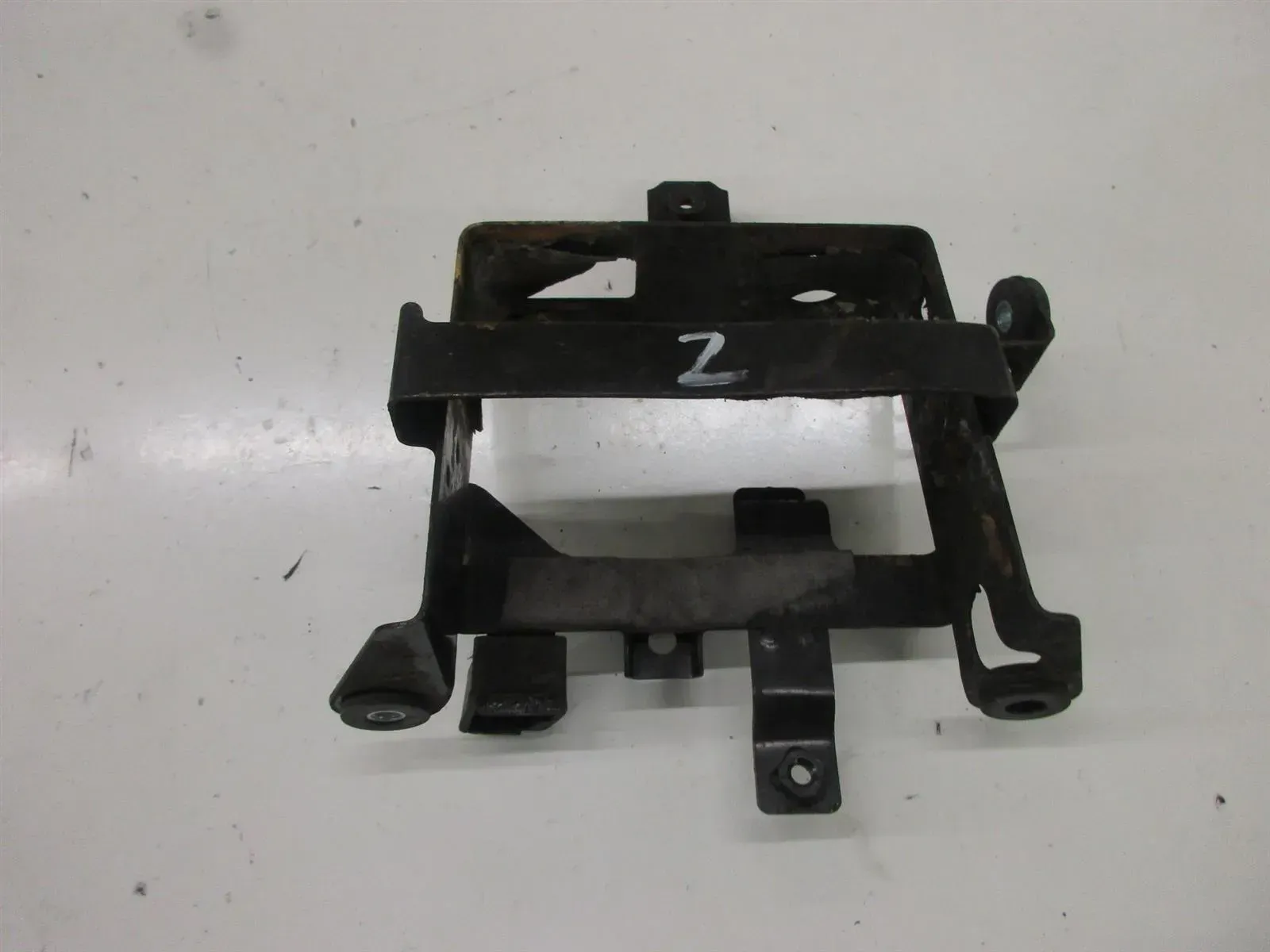 1. Suzuki DR 600 R SN 41 A Batteriefach (2) Batteriehalter Batteriekatsen Rahmen - Bild 1