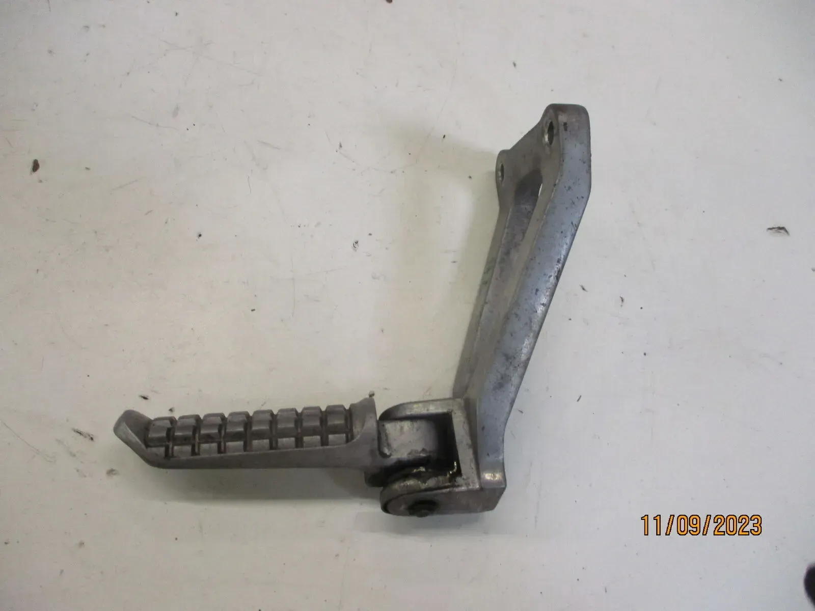 Fußraste 35011-1554 hinten 1. Kawasaki ZX-R 750 J ZX750J ZXR links Fußrastenbrüc - Bild 1