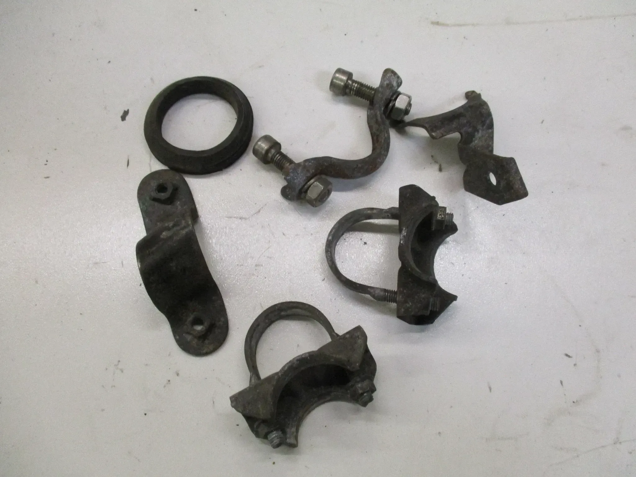 3. Honda GL 1100 SC02 Goldwing Klemmen Schellen Auspuff Krümmer Halter Flansche - Bild 1
