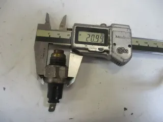 4. HONDA CBR 1000 F SC21 Kühlerschalter Lüfterschalter Sensor Schalter Kühler - Bild 3