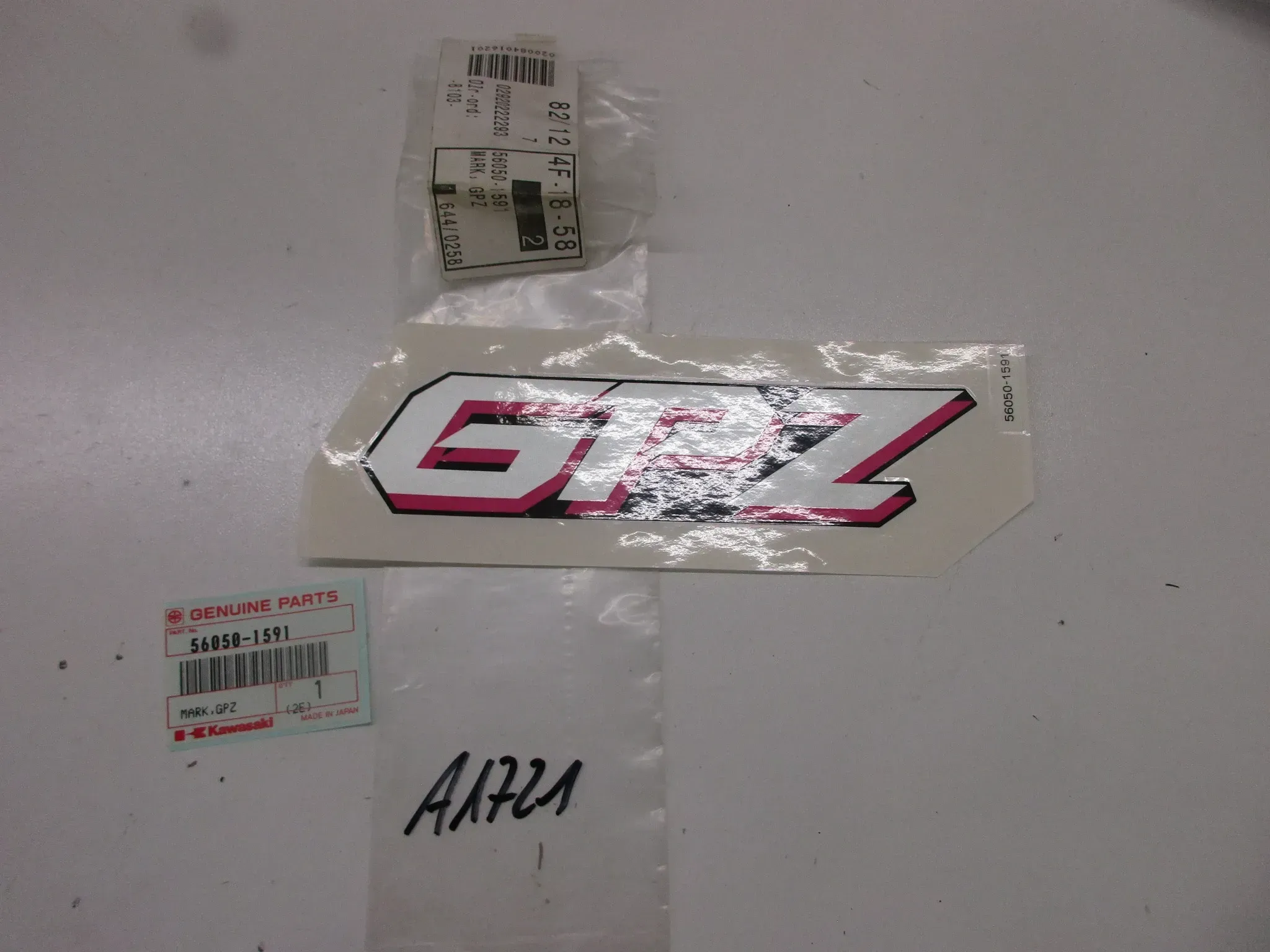 A1721 Kawasaki GPZ 500 S Aufkleber Verkleidung Emblem 56050-1591 Dekor Original - Bild 1