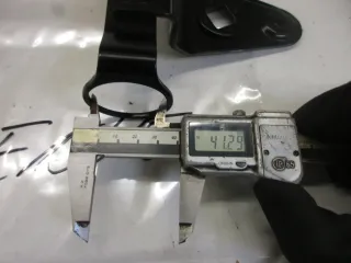 E1545. Suzuki GS 1000 Lampenhalter 51530-49000-291 vorne rechts Scheinwerferhalter - Bild 4