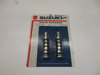 E1907. Suzuki VZ 800 Marauder Fußraste Fußrasten 99950-70179 links rechts vorne Fussraste - Bild 1