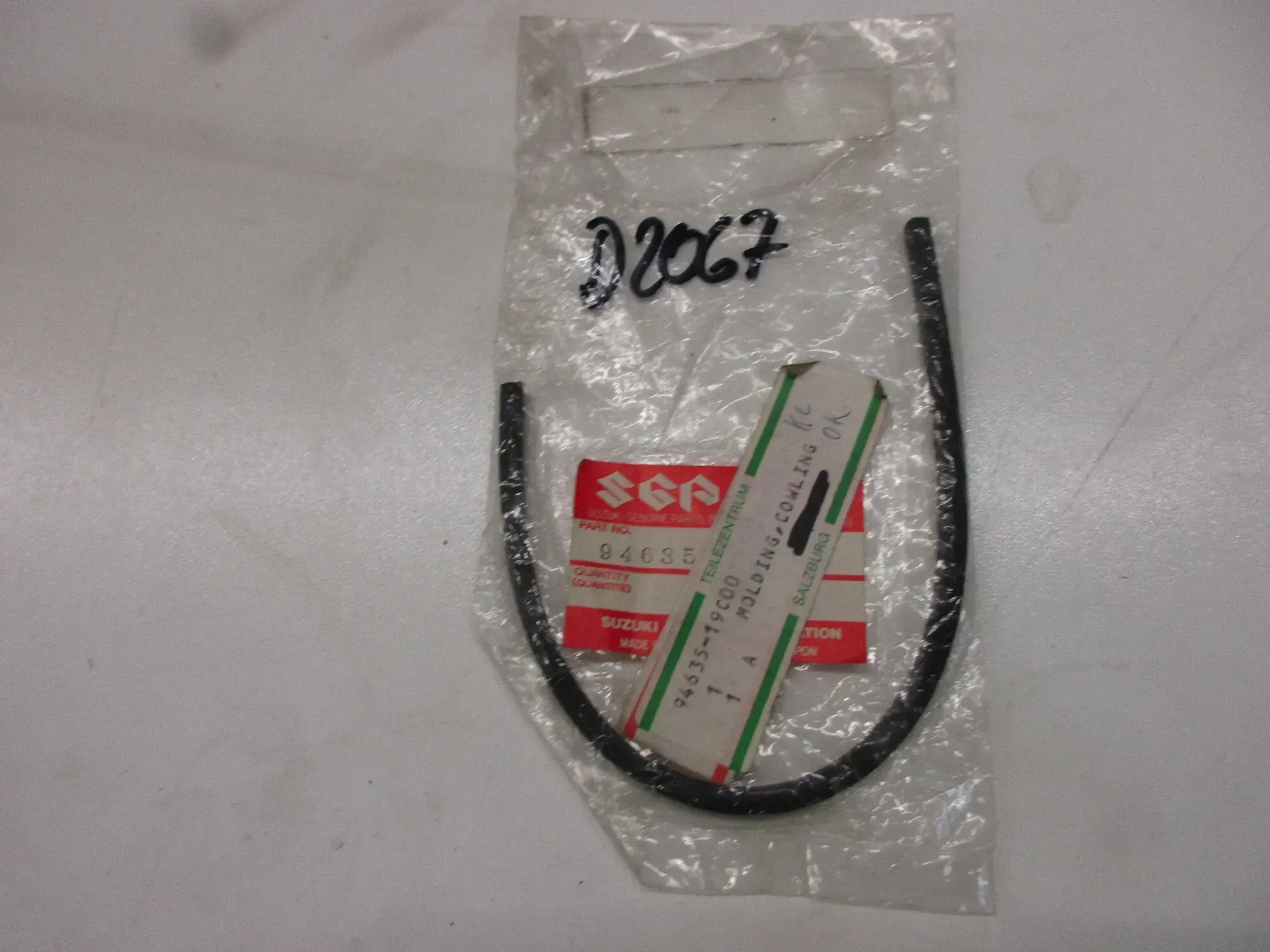 E2067. Suzuki GSX 600_750 F Kantenschutz Profil 94635-19C00 Verkleidung Gummi - Bild 1
