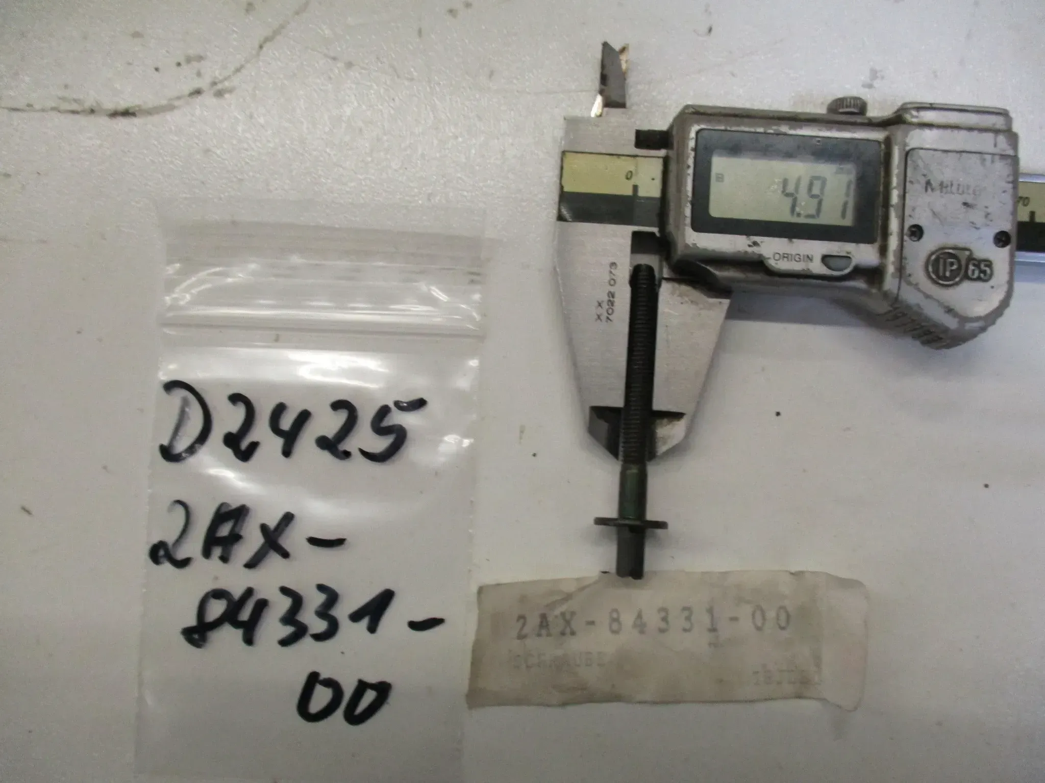 D2425 Yamaha TDR 125_FZR 1000 Schraube ET 2AX-84331-00 Einstellschraube Scheinwerfer - Bild 1