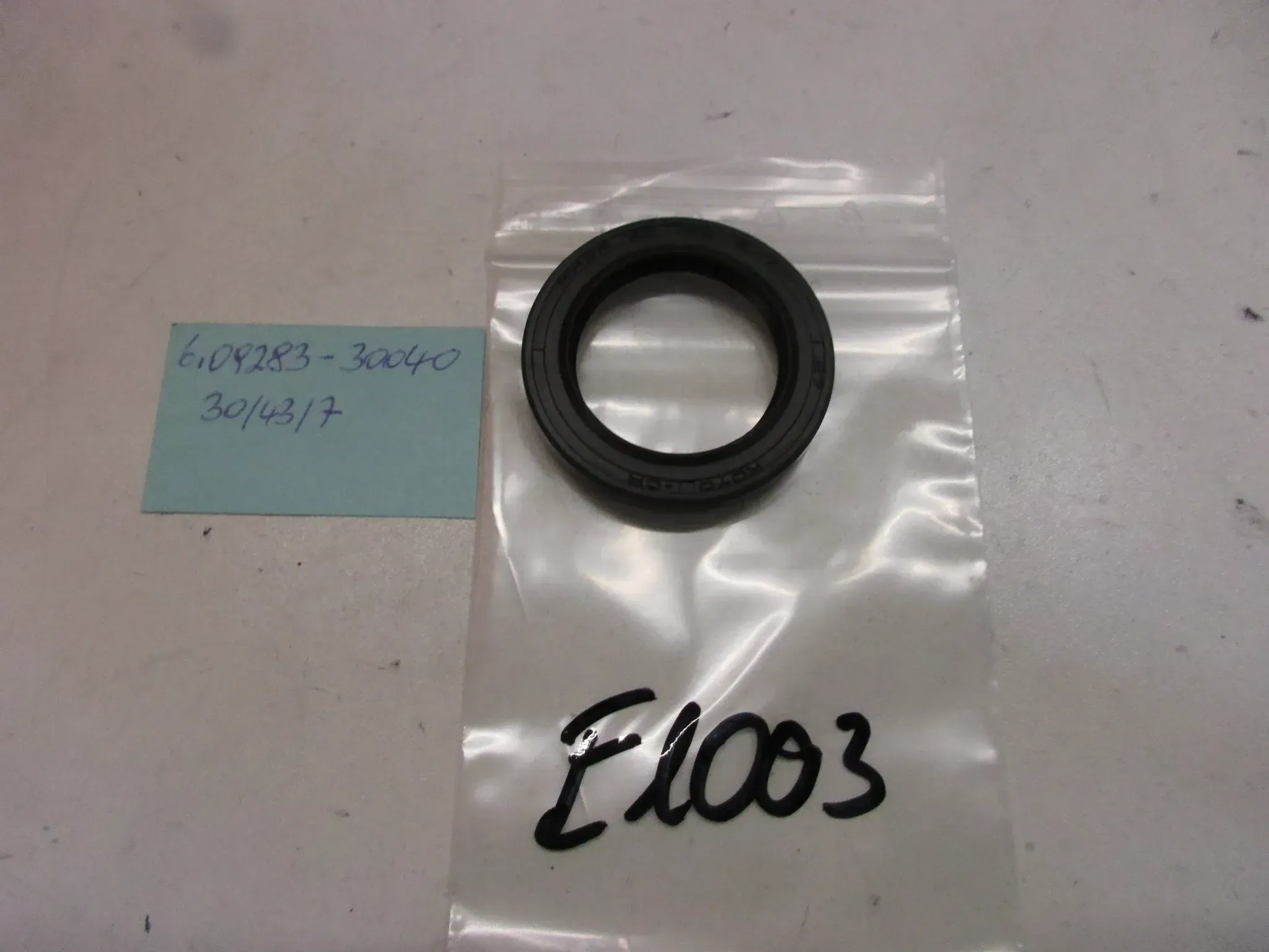 E1003. Suzuki DR 250 Wellendichtring Dichtung 09283-30040 Motor Kurbelwelle - Bild 1