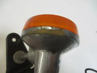 3. Suzuki GS 550 E Blinker rechts vorne mit Blinkerhalter Träger - Bild 5
