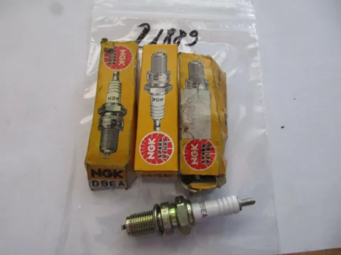 Background image for R1889 NGK D9EA Honda CB 125 XL 125 XR 125 Zündkerzen Ø 12 mm Motor