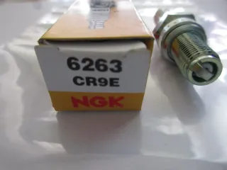 R1881 NGK CR9E Kawasaki Yamaha Suzuki Zündkerze 6263 Motor Ø 14 mm - Bild 4