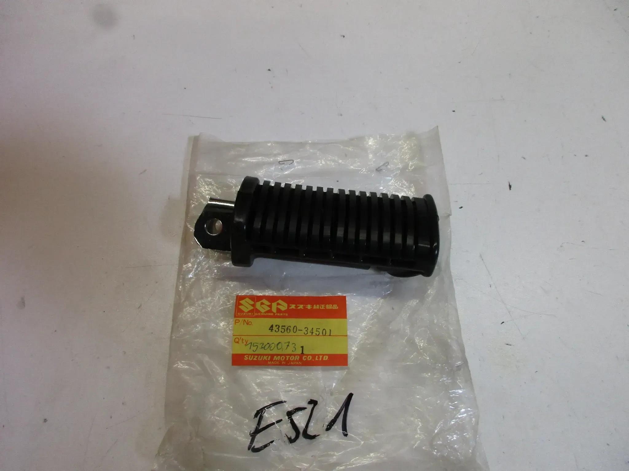 E521. Suzuki GR 650 Tempter Fußraste Vorne links 43560-34501 Fussraste Fahrerraste - Bild 1