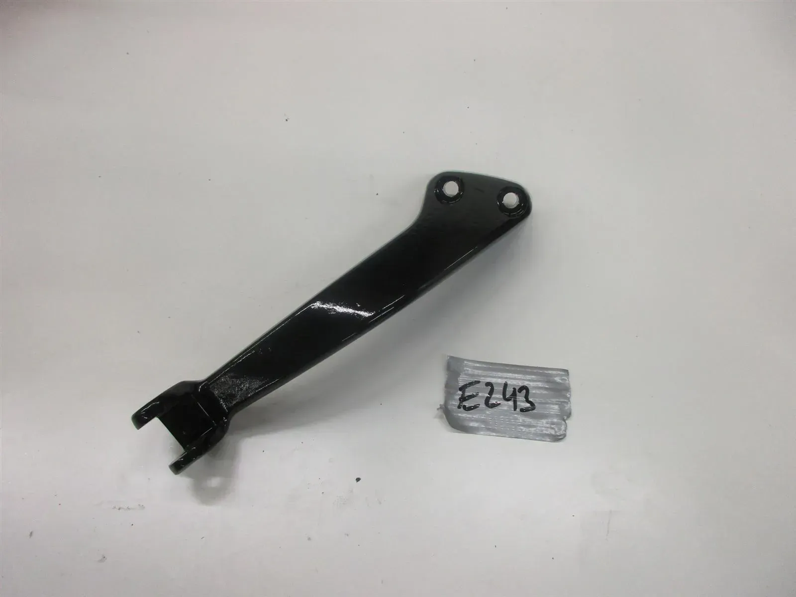 Fußrastenhalter vorne rechts Fußrastenbrücke E243. Harley Davidson Street Bob - Bild 1