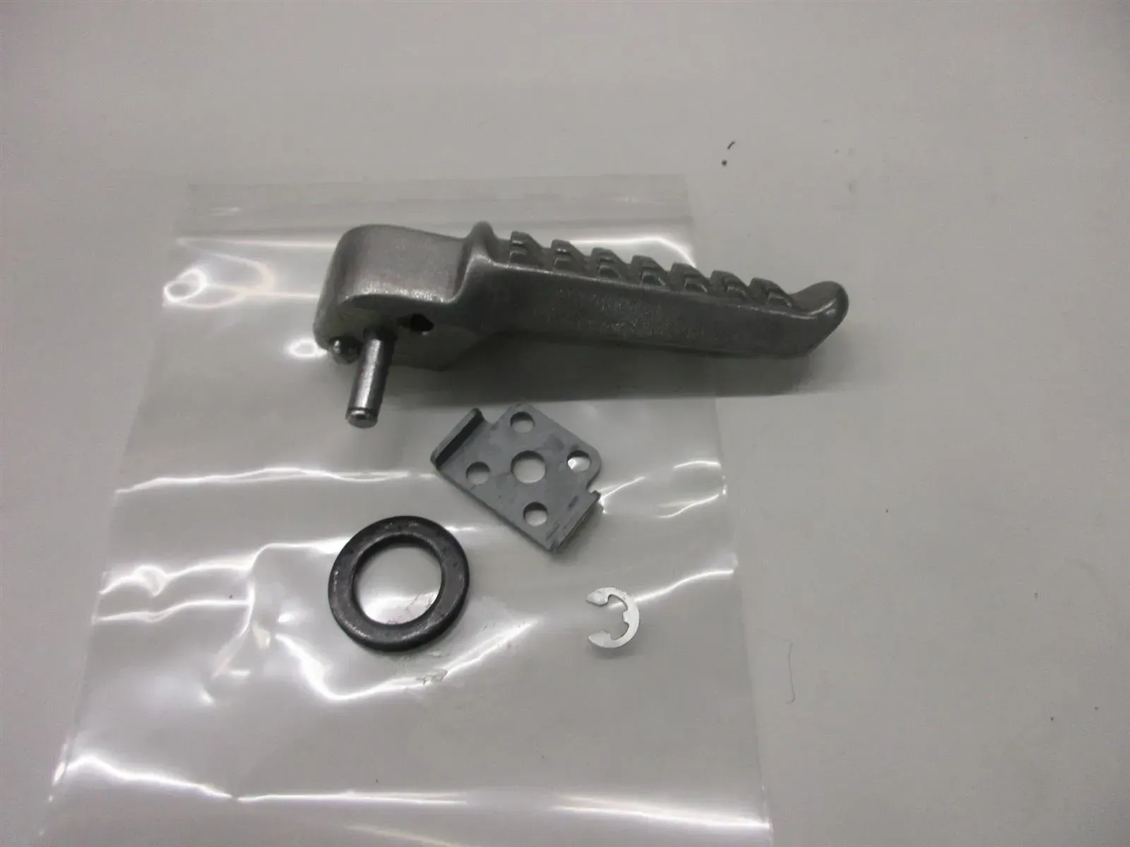 Fußraste hinten rechts Soziusraste Kawasaki Ninja 400 EX 400 G Fussraste - Bild 1